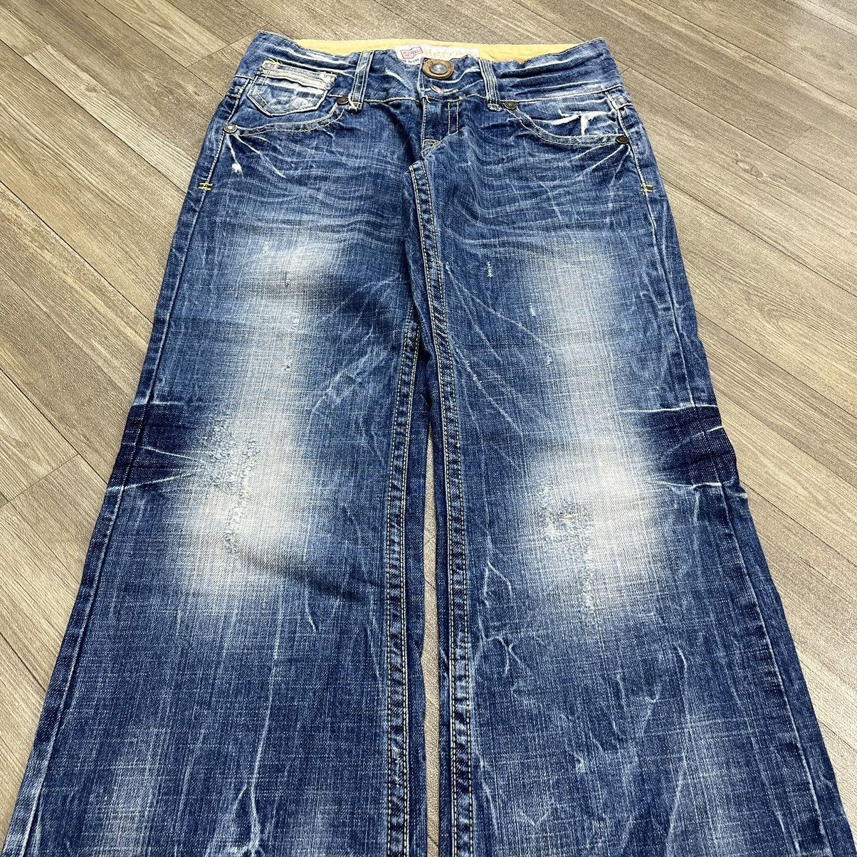 If Six Was Nine Y2K RedPepper Embrodered Distressed Lgb Faded Flared Jeans Size 28" / US 6 / IT 42 - 3 Thumbnail