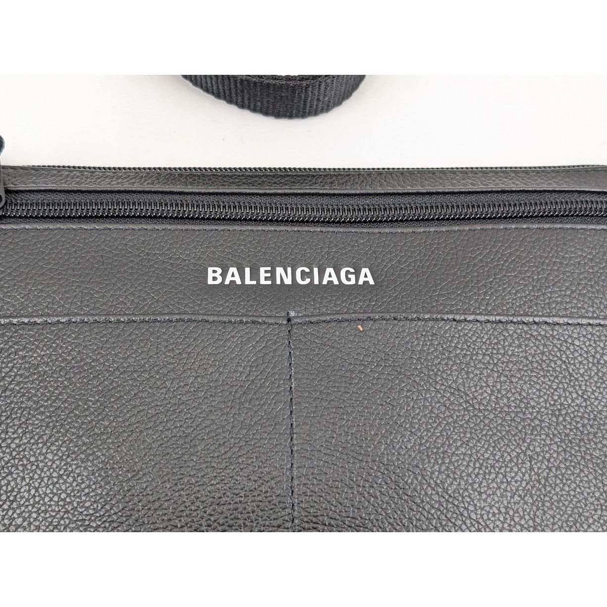 Balenciaga o1rshd1 Size: OS / Calf Grained Explore Crossbody Flat Pouch Size ONE SIZE - 6 Thumbnail