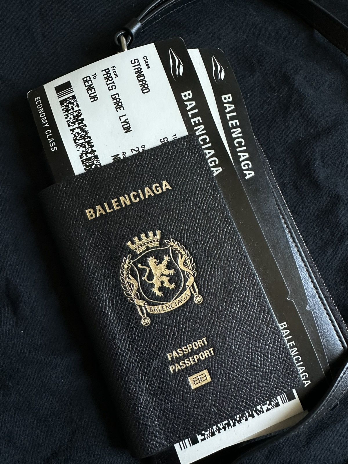 Balenciaga BALENCIAGA PASSPORT PHONE HOLDER CROSSBODY BAG CALFSKIN Size ONE SIZE - 2 Thumbnail