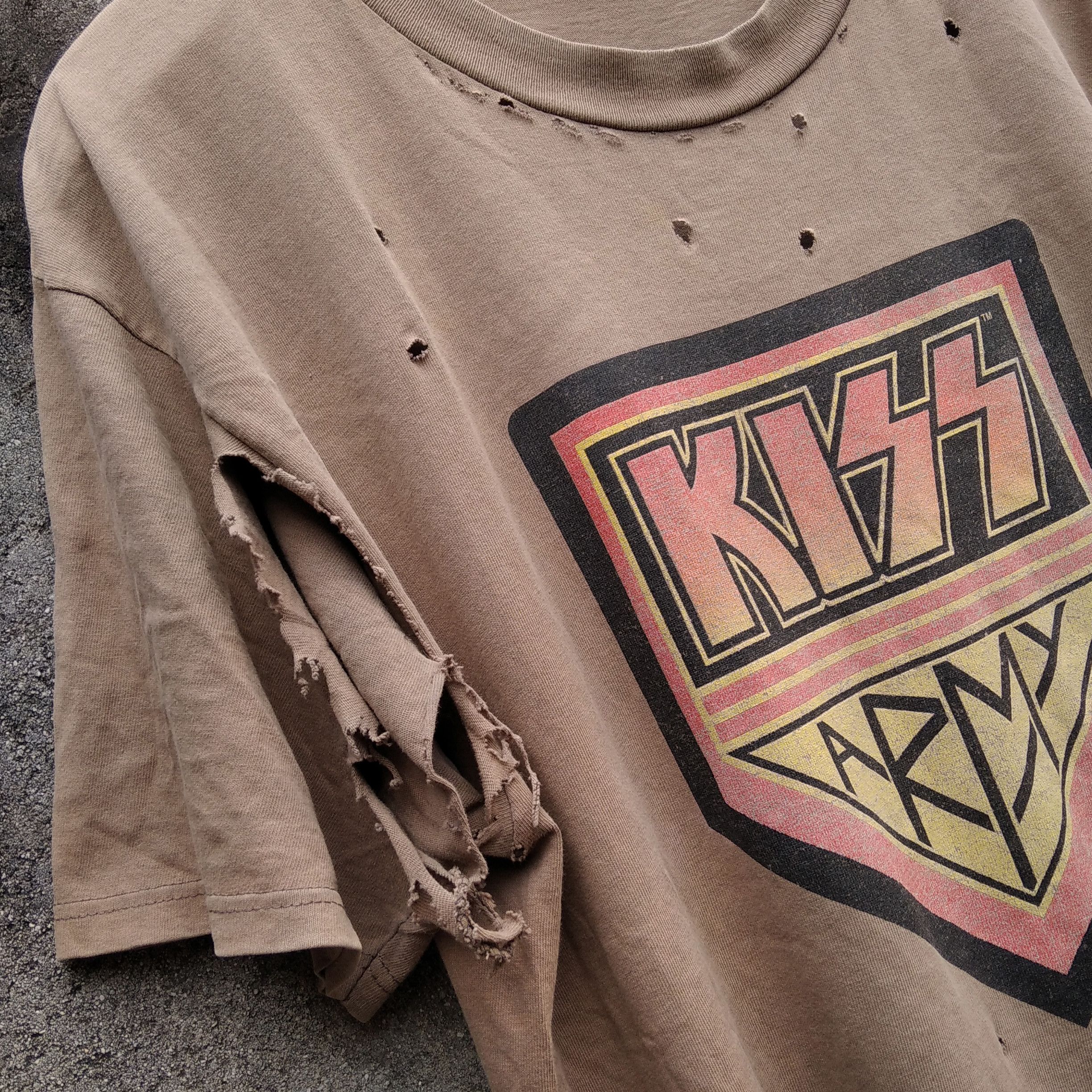 Band Tees Vintage 90's KIZZ Thrashed T-Shirt Size US L / EU 52-54 / 3 - 4 Thumbnail