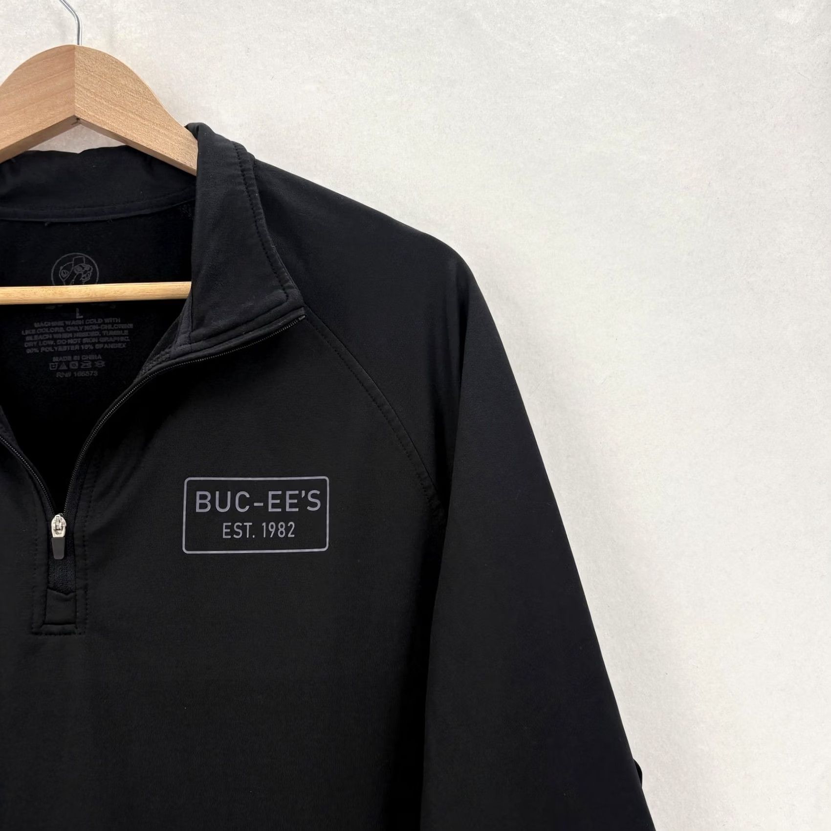 Vintage Buc-ee's Jacket Mens Large Black Lightweight Softshell 1/4 Zip Pockets Windbreaker Regular Fit Style: Windbreaker - 1/4 Zip - Pockets - Logo Size US L / EU 52-54 / 3 - 2 Thumbnail