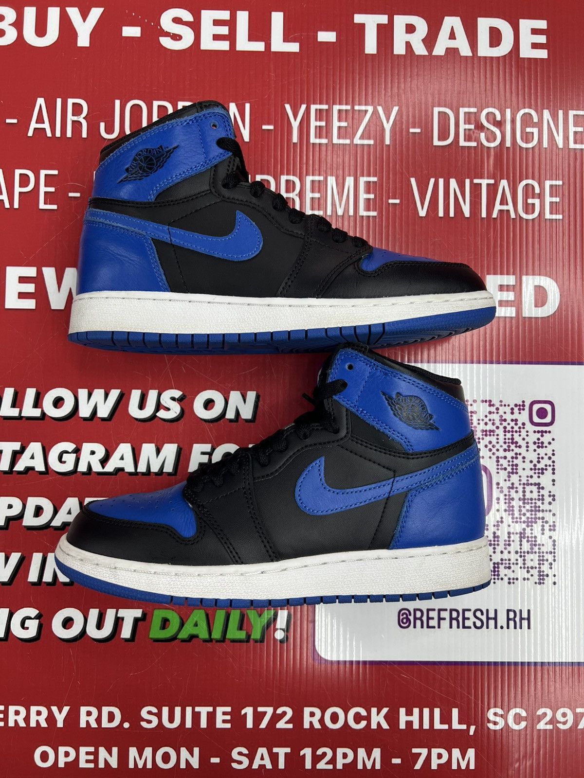 Jordan Brand Air Jordan 1 Royal 2017 Size 5.5y Size US 5.5 / EU 38 - 3 Thumbnail