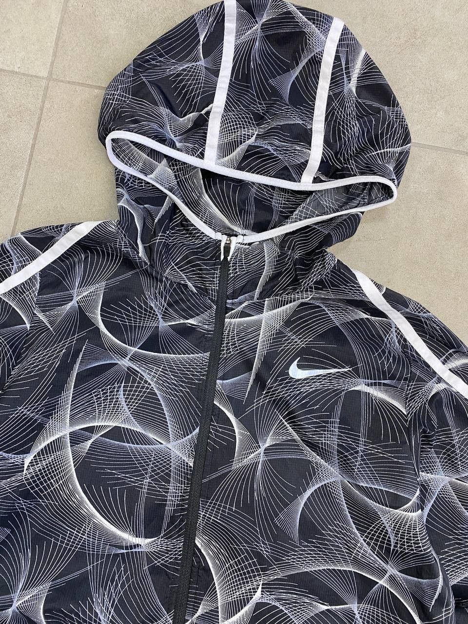 Nike Nike Womens Shield Impossibly Light Jacket Size M / US 6-8 / IT 42-44 - 9 Thumbnail