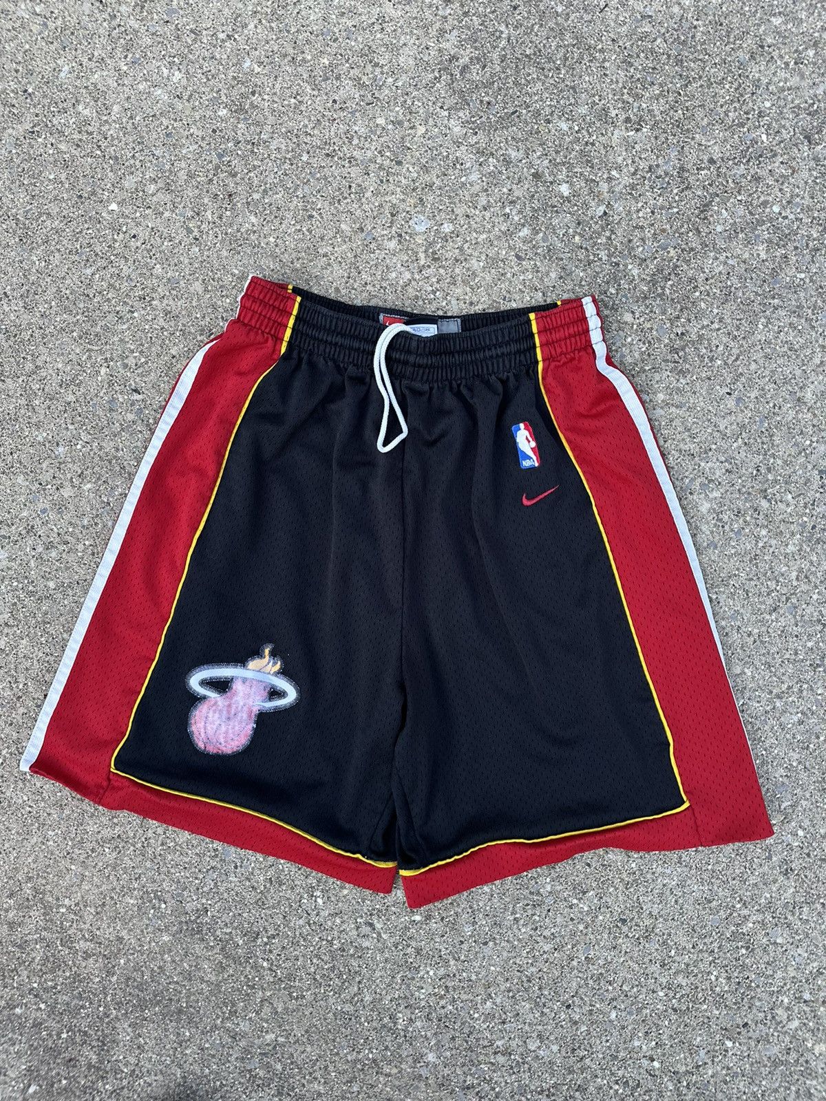 Nike Vintage Miami Heat Nike basketball shorts Size US 30 / EU 46 - 1 Thumbnail