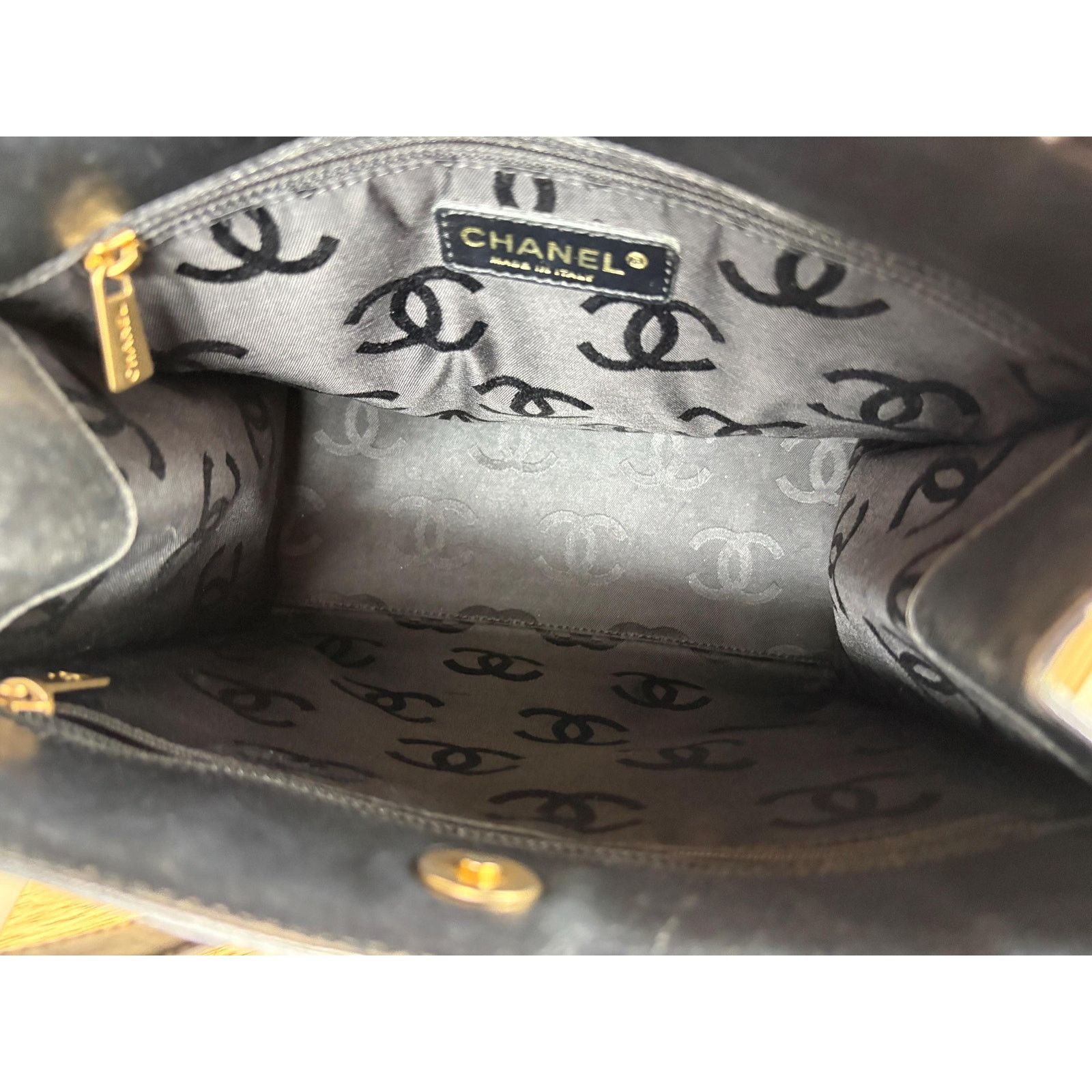 Chanel Authentic Chanel Vintage Patent Leather Camellia Tote Bag Size ONE SIZE - 10 Thumbnail