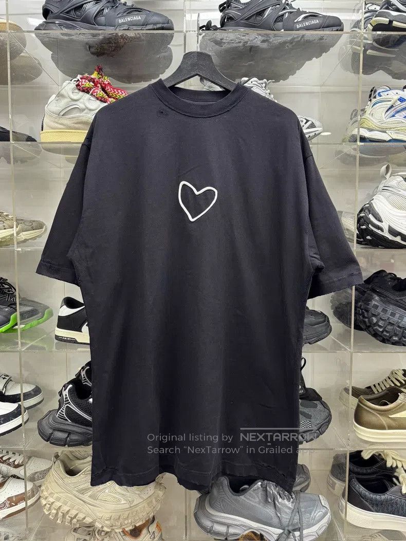 Balenciaga Balenciaga Qixi Solid Color Heart Shaped Worn Effect Short Size US M / EU 48-50 / 2 - 1 Thumbnail
