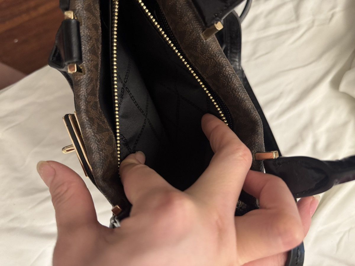 Michael Kors Tatiana Mini Logo and Patent Leather Satche Size ONE SIZE - 7 Thumbnail