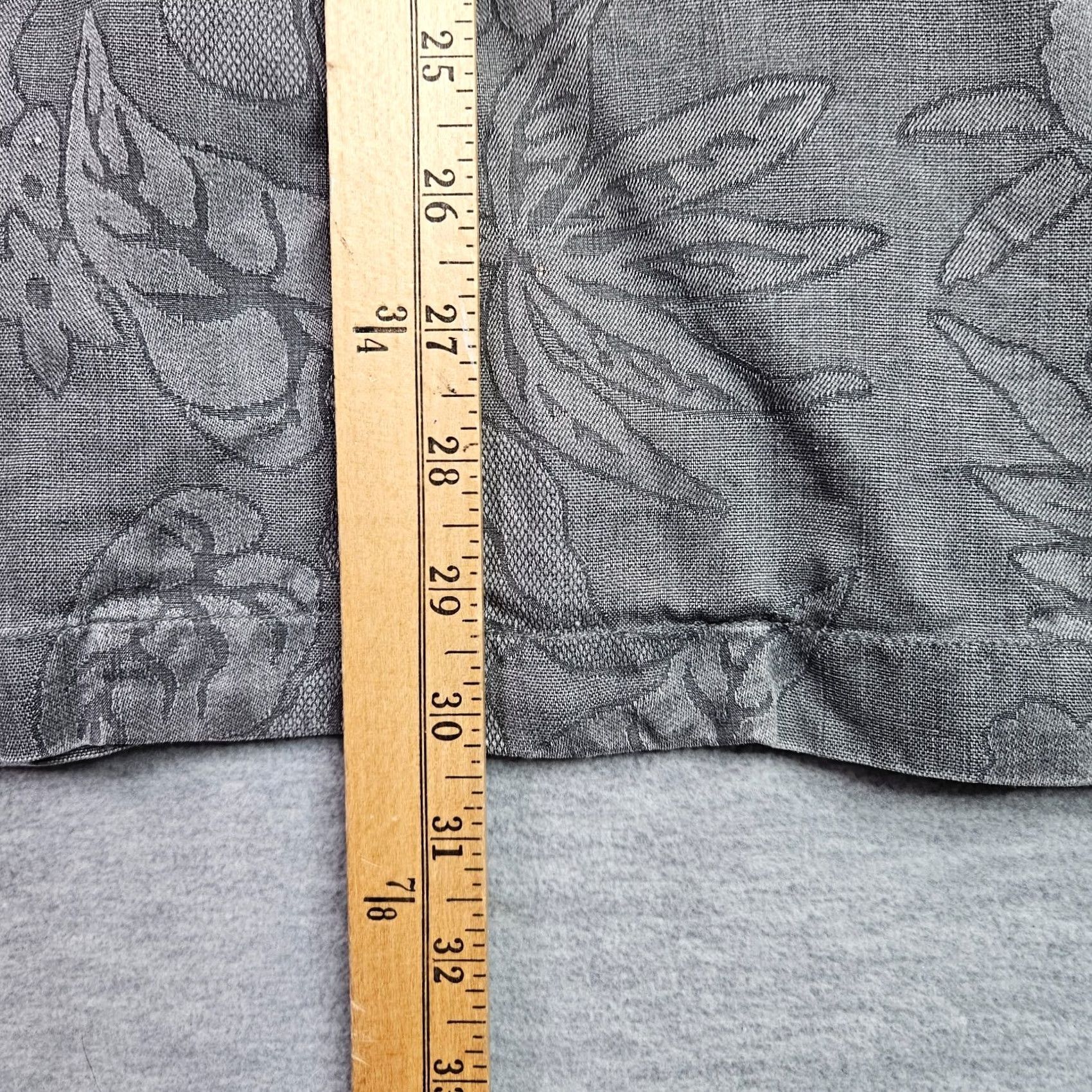 Tommy Bahama Tommy Bahama Silk Shirt Men's M Gray Floral Hawaiian Camp Shirt Button-Up Short Sleeve Urban Vintage? Size US M / EU 48-50 / 2 - 7 Thumbnail