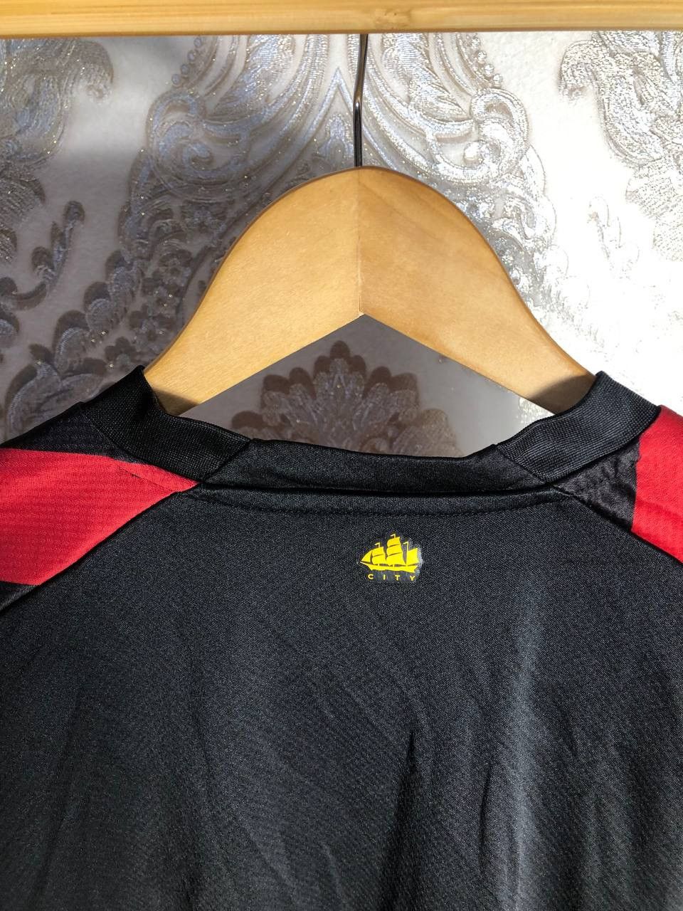 Puma × Vintage VERY RARE PUMA FC MANCHESTER CITY ENGLAND SOCCER JERSEY Y2K Size US M / EU 48-50 / 2 - 8 Thumbnail