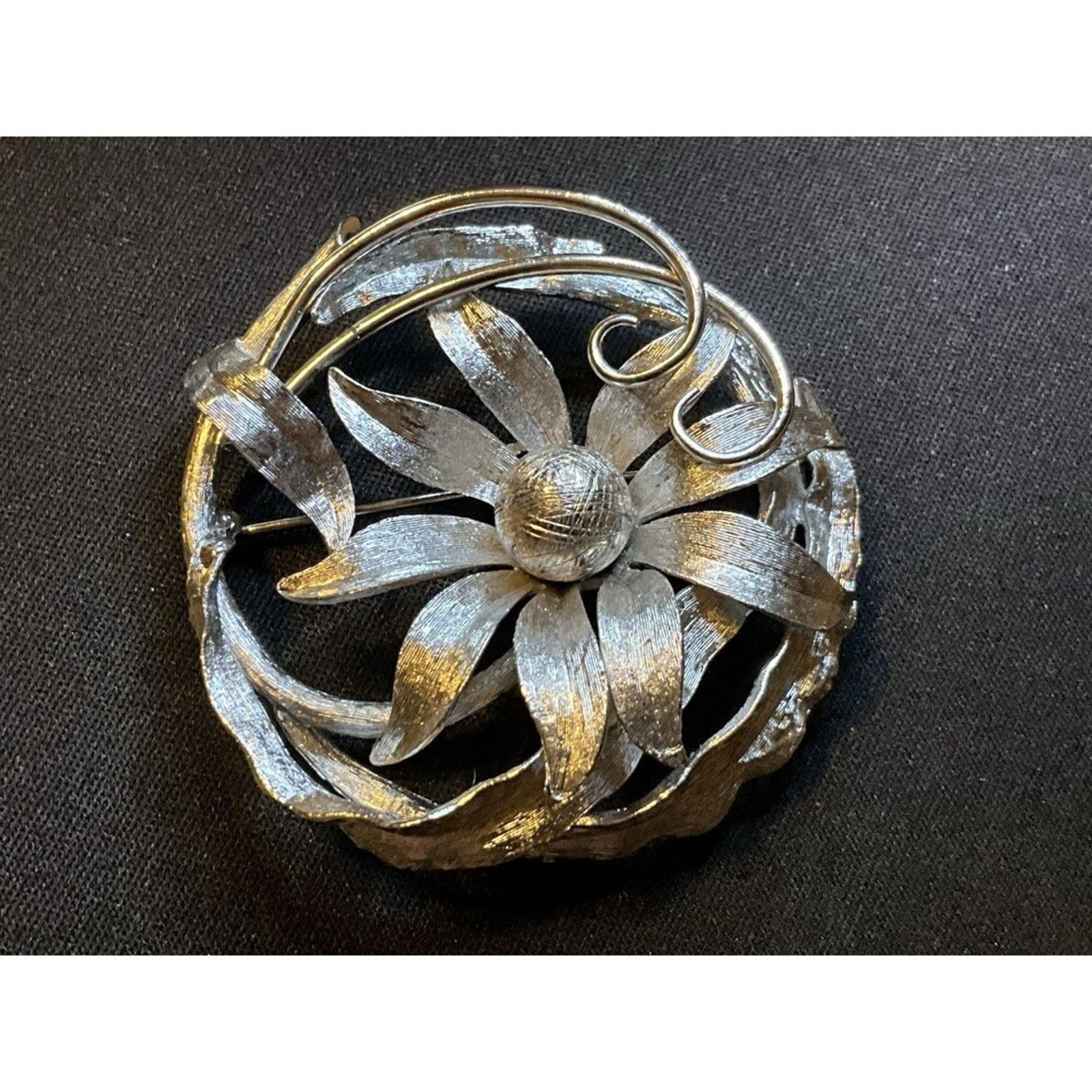 Other Silver Tone Flower Brooch EUC Size ONE SIZE - 1 Thumbnail