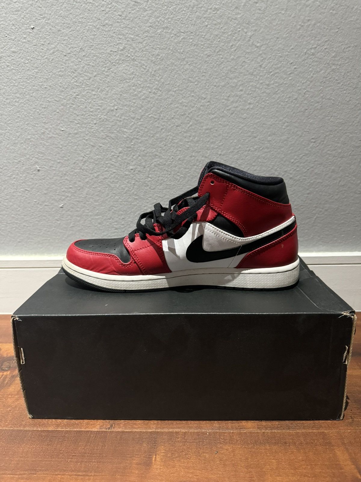 Jordan Brand Jordan 1 Mid Chicago Toe Size US 10.5 / EU 43-44 - 3 Thumbnail