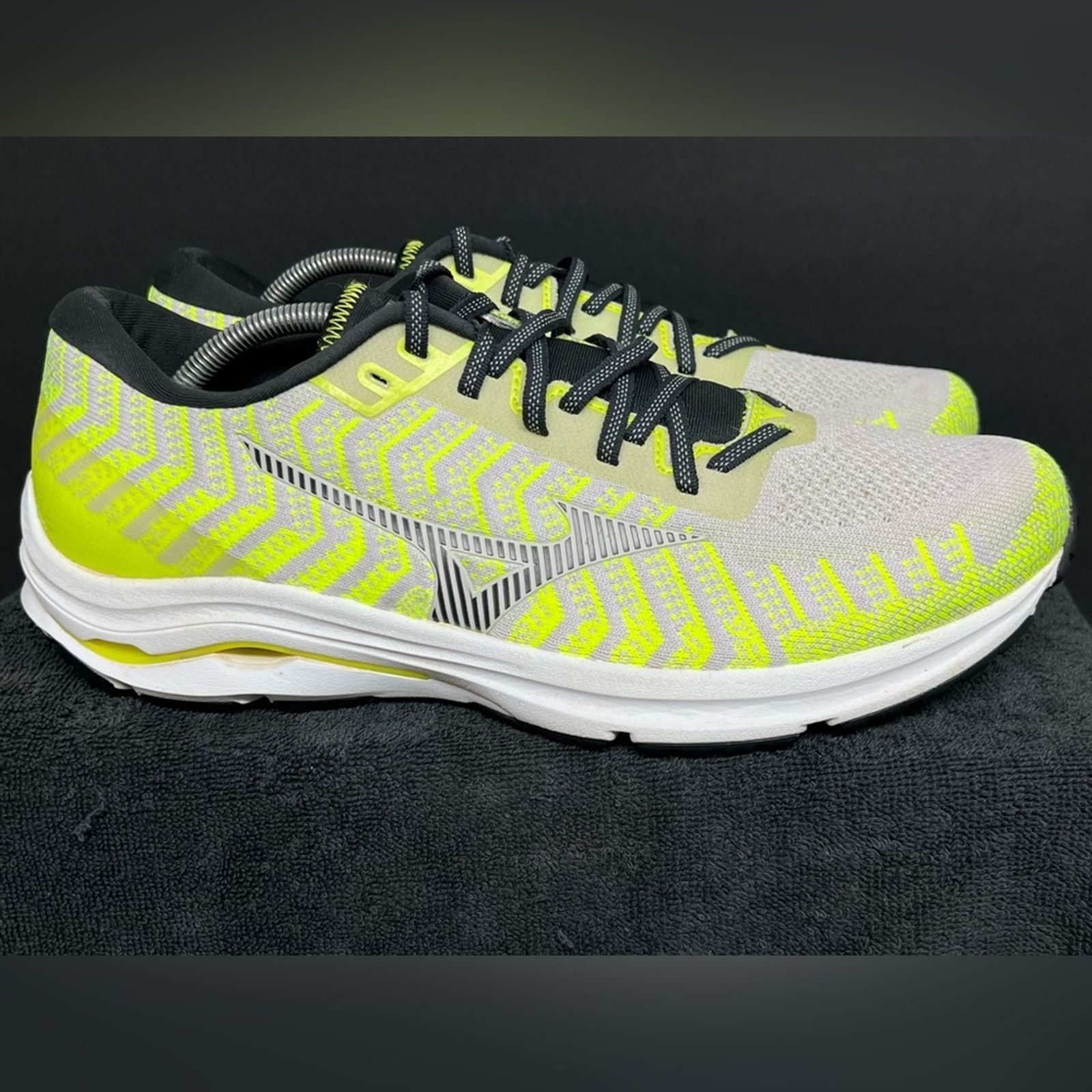Mizuno Mizuno Wave Rider 24 Waveknit Men's Shoes Volt SZ 12 CLEAN Size US 12 / EU 45 - 4 Thumbnail