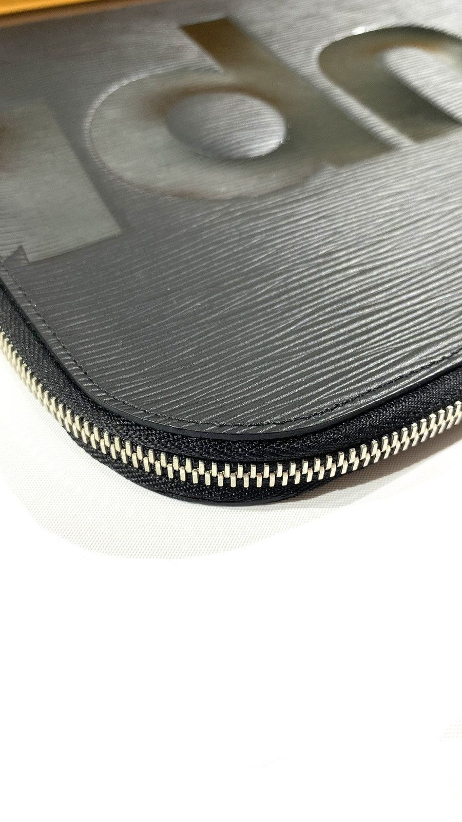 Louis Vuitton × Supreme Louis Vuitton X Supreme Pochette Black EPI Leather Size ONE SIZE - 9 Thumbnail