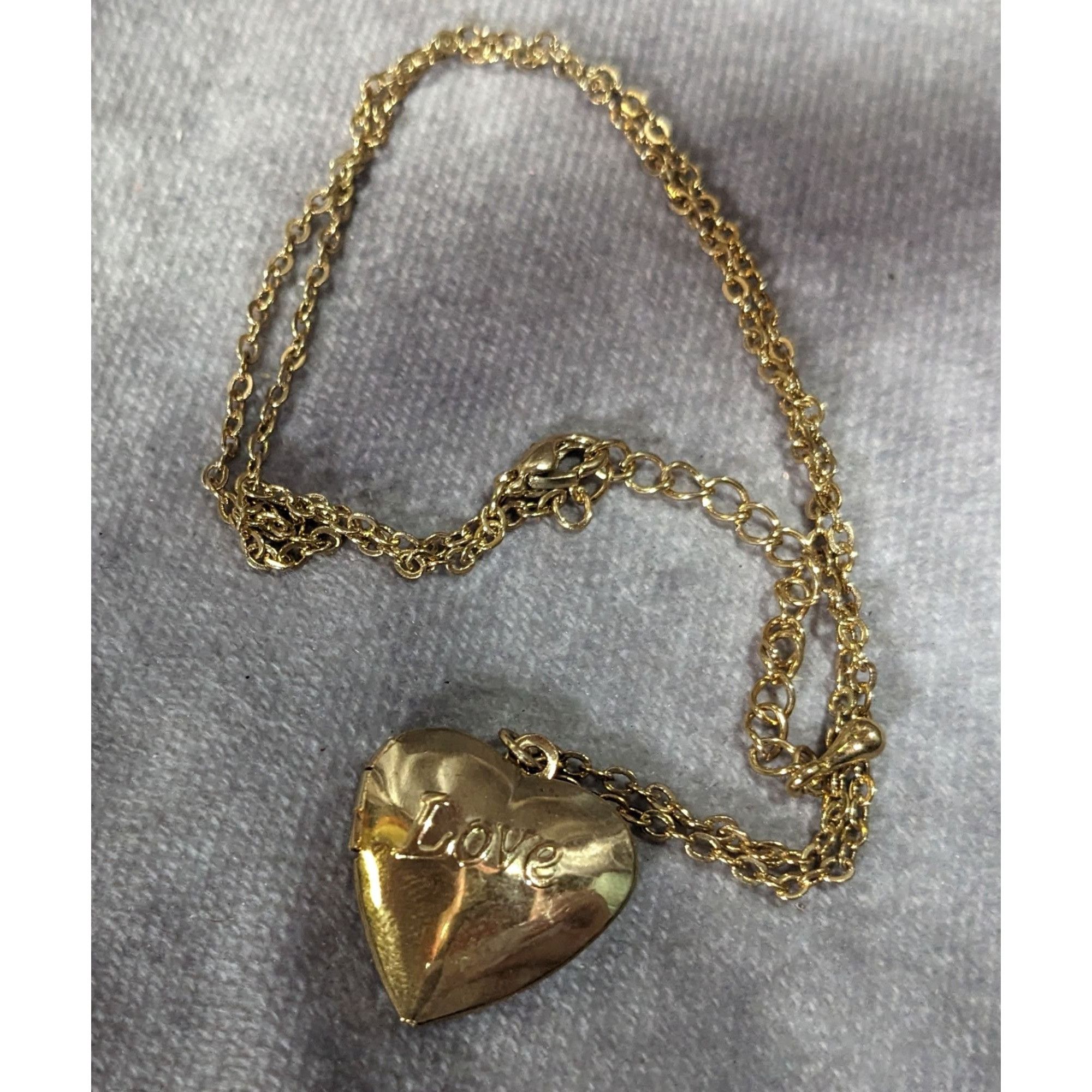 Other Romantic Embossed Love Heart Locket Pendant Necklace Size ONE SIZE - 10 Thumbnail