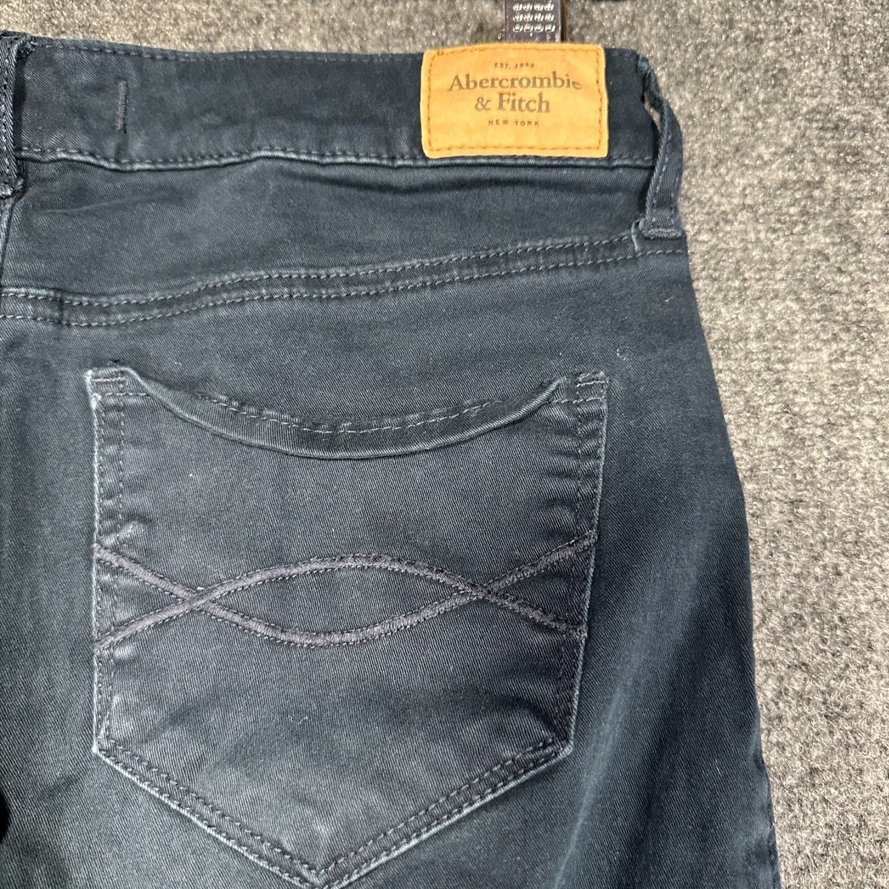 Abercrombie & Fitch Abercrombie & Fitch Jeans Women 28 Skinny Blue Cotton Blend Smooth Pockets denim Stretch Regular Rise 29 Inseam 29 Shirt? Size 28" / US 6 / IT 42 - 8 Thumbnail
