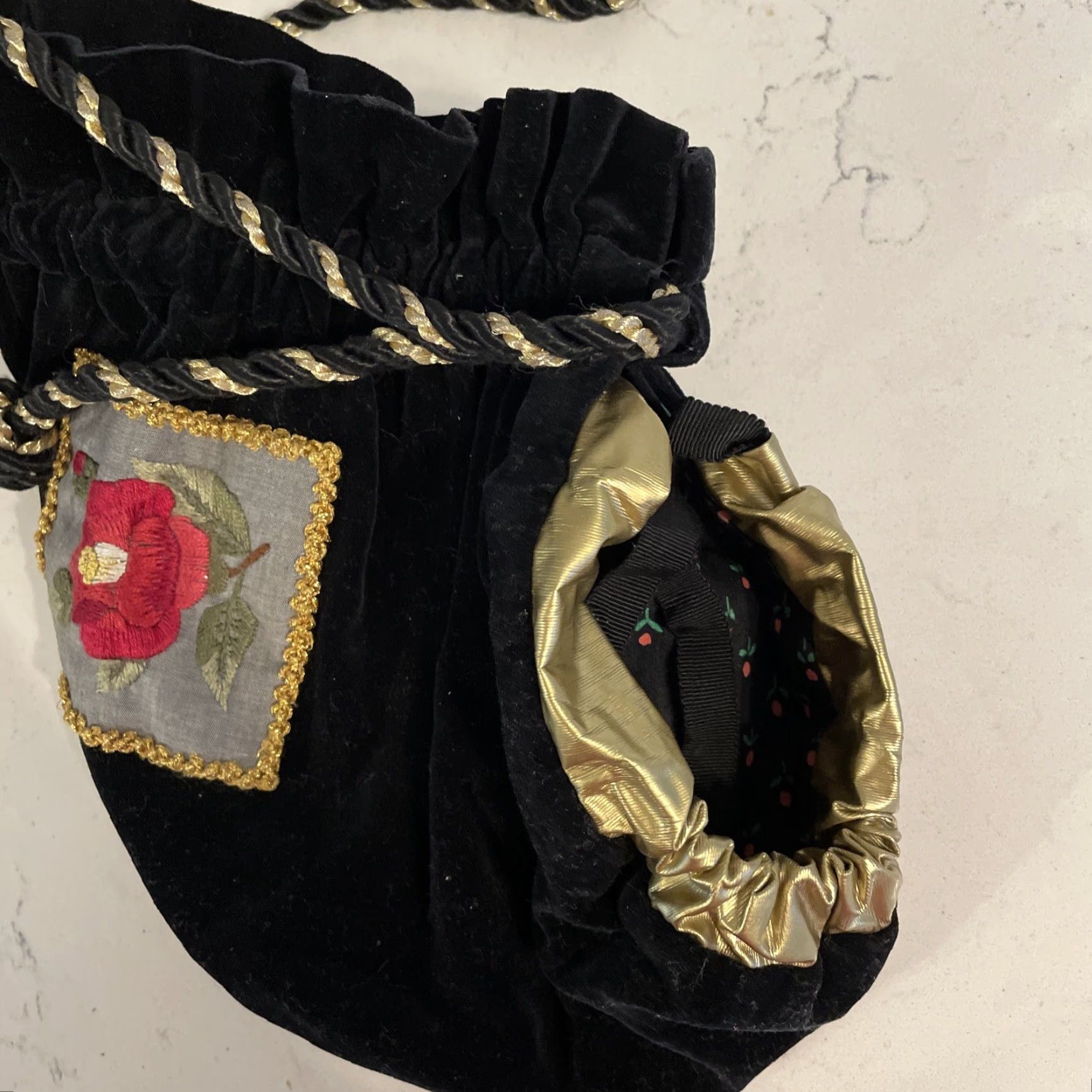 Velvet VINTAGE Black Velvet Gold Detail Red Floral Embroidery Drawstring Pouch Purse Bag Size ONE SIZE - 5 Thumbnail