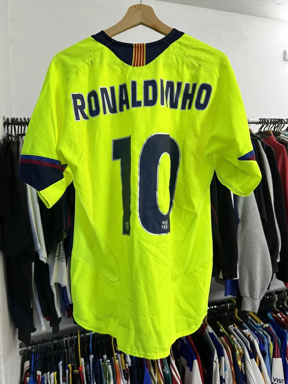 Nike F.C. Barcelona #10 Ronaldinho RARE SOCCER JERSEY Size US M / EU 48-50 / 2 - 2 Thumbnail