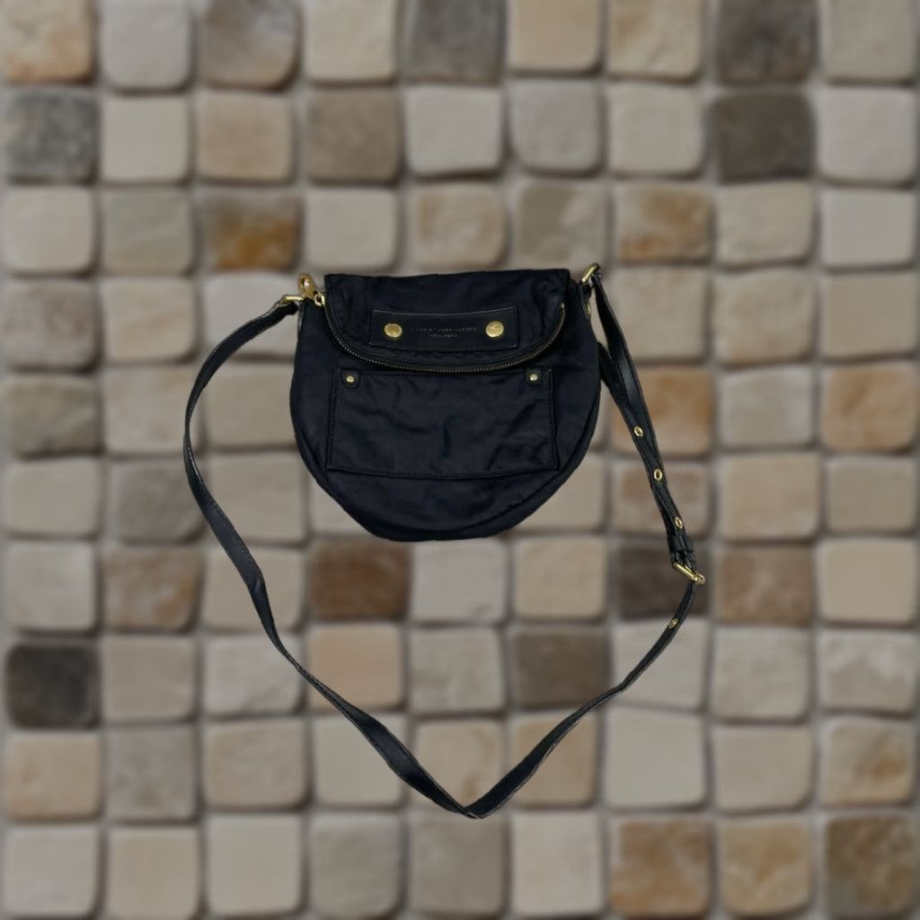 Marc by Marc Jacobs Marc by Marc Jacobs Natasha Crossbody Bags Womens Black Zip Adjustable Strap Crescent 8.5 in x 9 in Medium Leather Size ONE SIZE - 1 Thumbnail