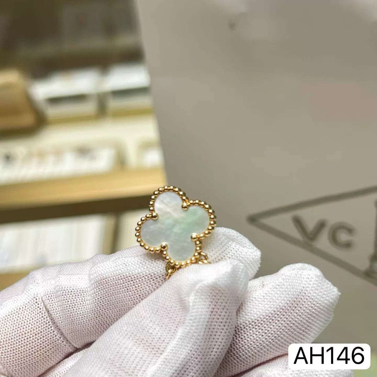 Van Cleef & Arpels VCA Alhambra White MOP Medium Necklace 24 Box Card Dust Bag Size ONE SIZE - 8 Thumbnail