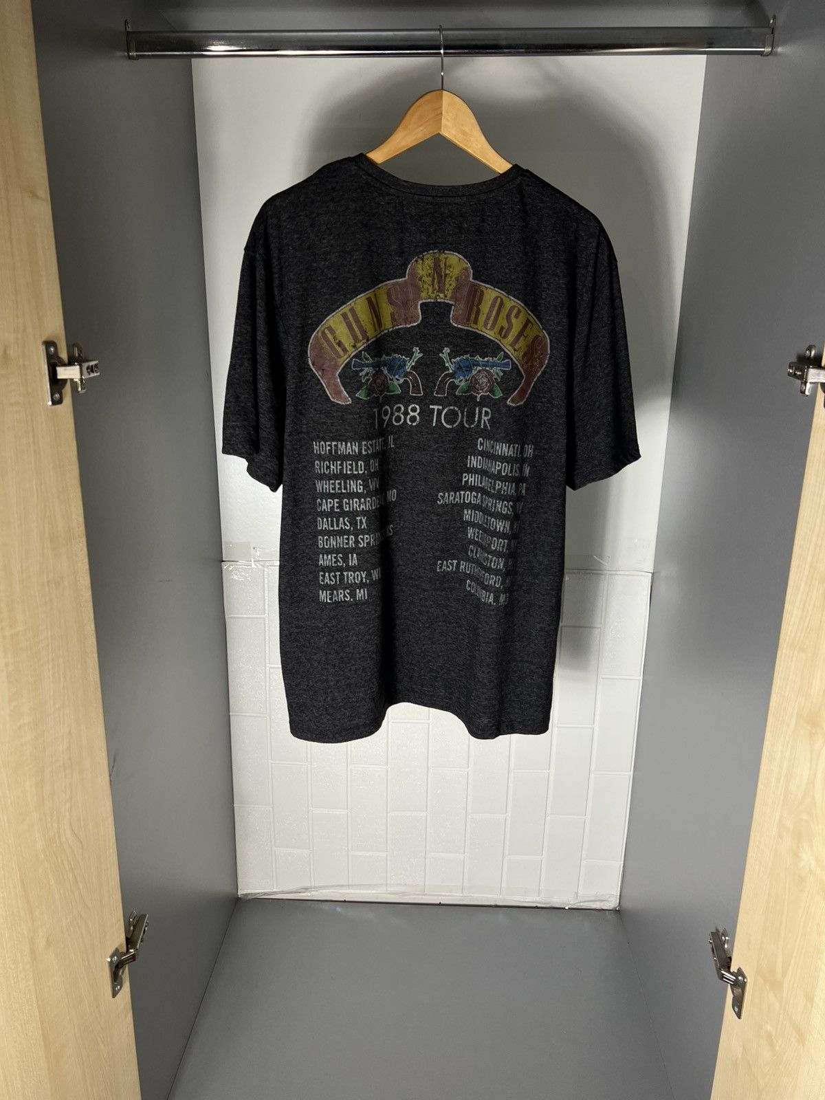 Band Tees VINTAGE GUNS N ROSES WORLD TOUR ROCK T-SHIRT METAL Y2K 90s Size US XXL / EU 58 / 5 - 15 Thumbnail