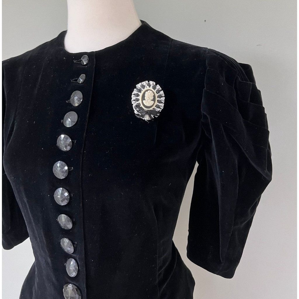 Vintage Womens Vintage Black& Ivory Victorian Style Cameo Brooch Pin Size ONE SIZE - 4 Thumbnail