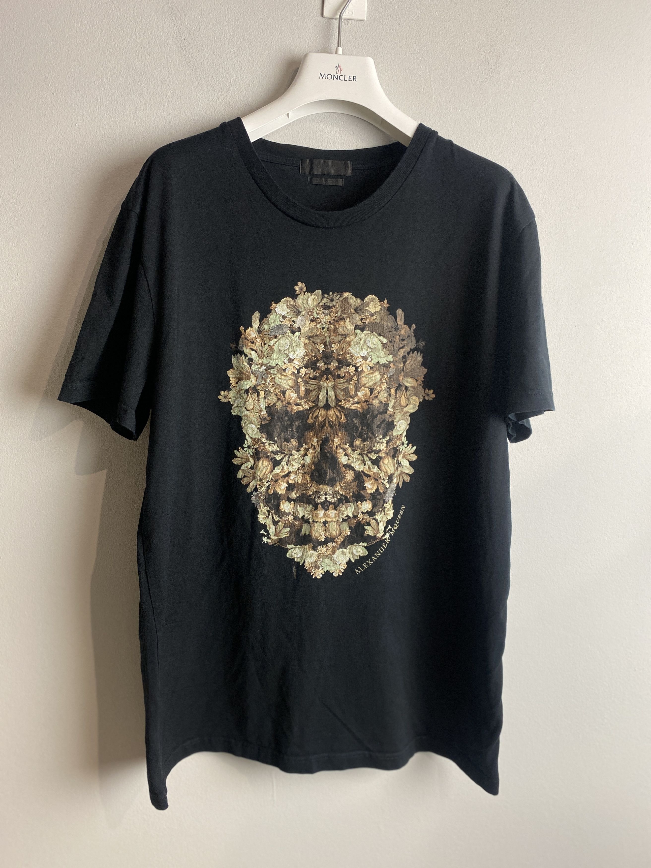 ★alexander mcqueen★ Flower Skull Short Sleeve T-Shirt Blac Buy Alexander Mcqueen Black Flower Skull T-Shirt | SASOM