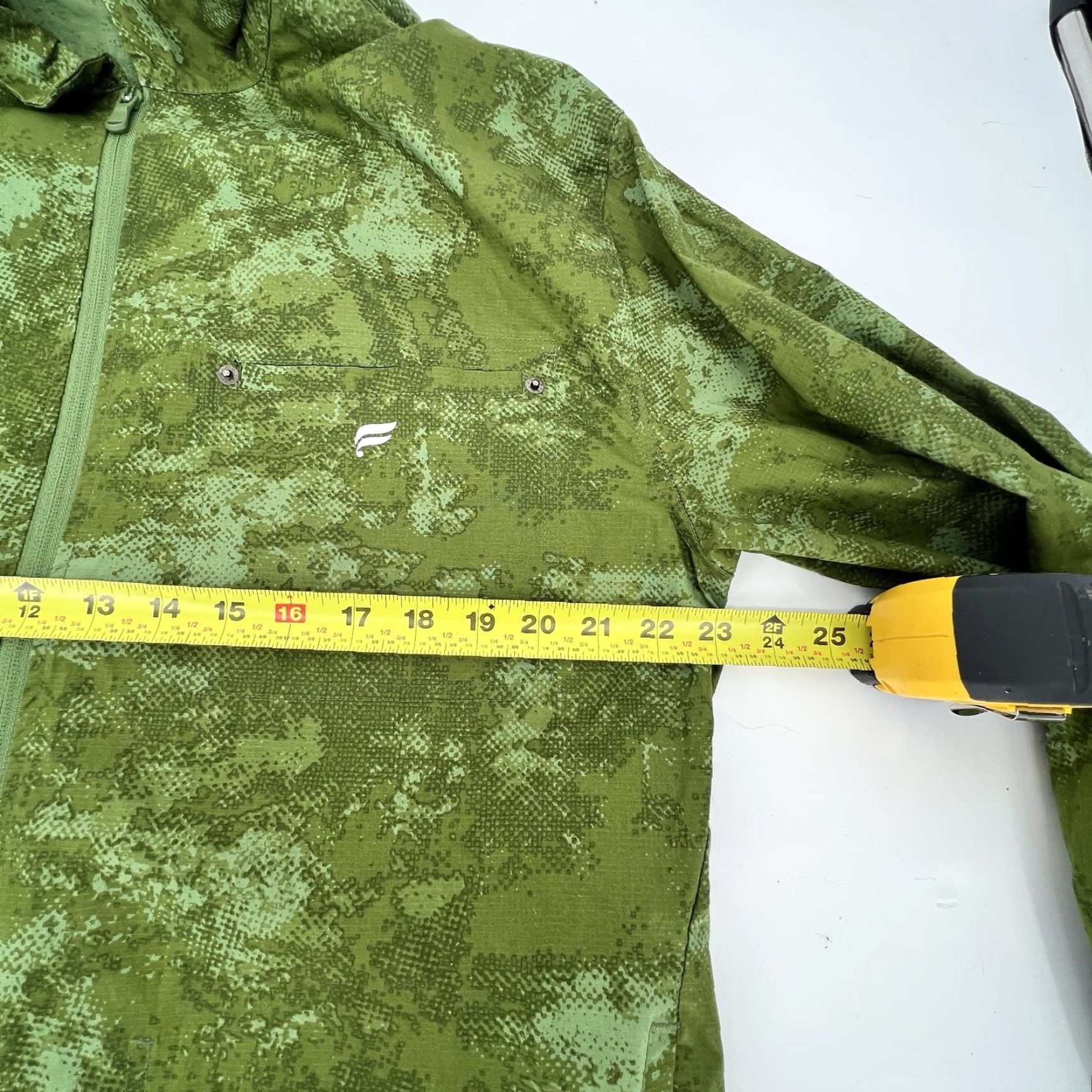 Fabletics VINTAGE? No — Men’s Fabletics The Heights Jacket Green Camo Full Zip M Regular Windbreaker Jacket Mens Green Camouflage Logo Zipper Size US M / EU 48-50 / 2 - 7 Thumbnail