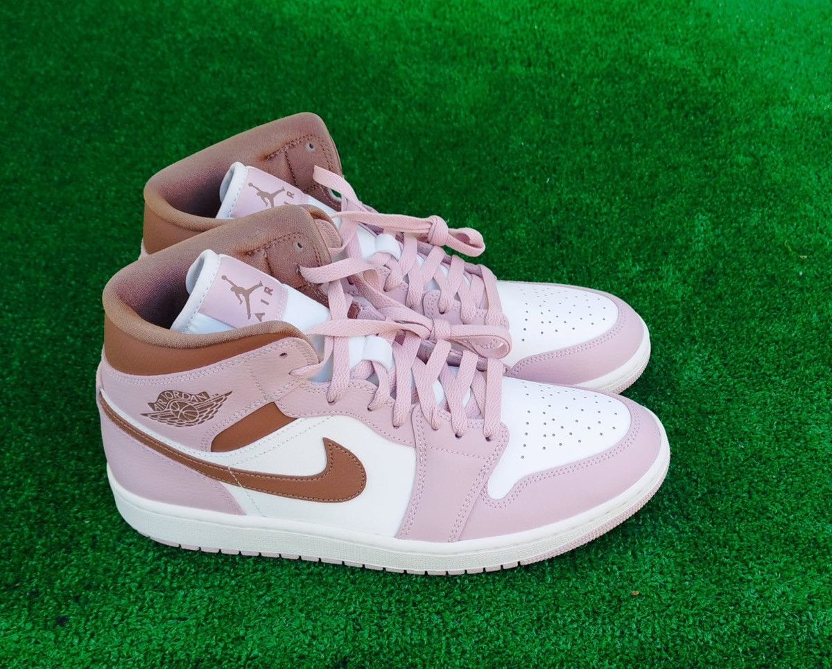 Jordan Brand Air Jordan 1 Mid Unisex . Size US 9 / EU 42 - 1 Thumbnail