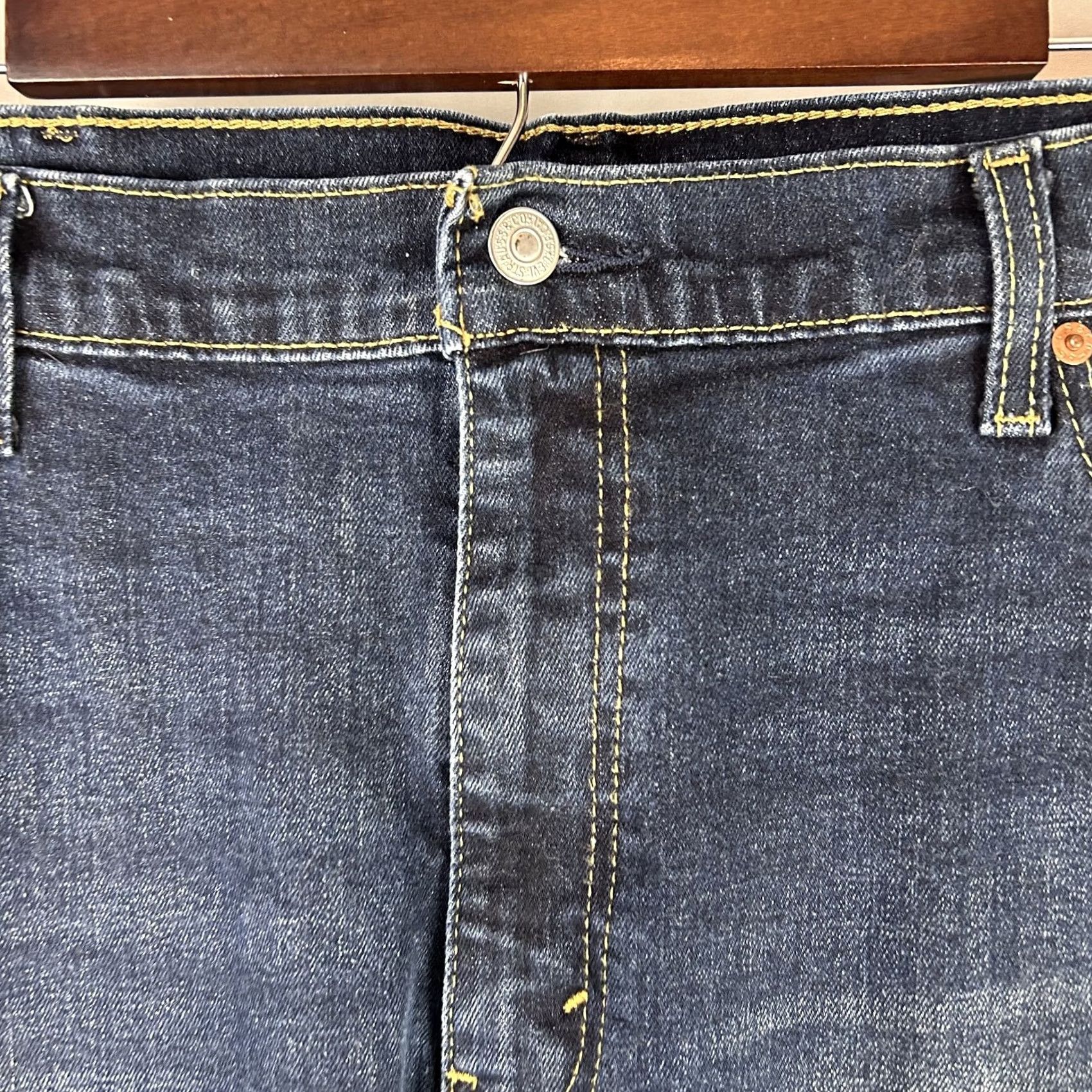 Levi's Reordered: The order of the words has been rearranged to improve readability and keyword prioritization Size US 40 / EU 56 - 4 Thumbnail