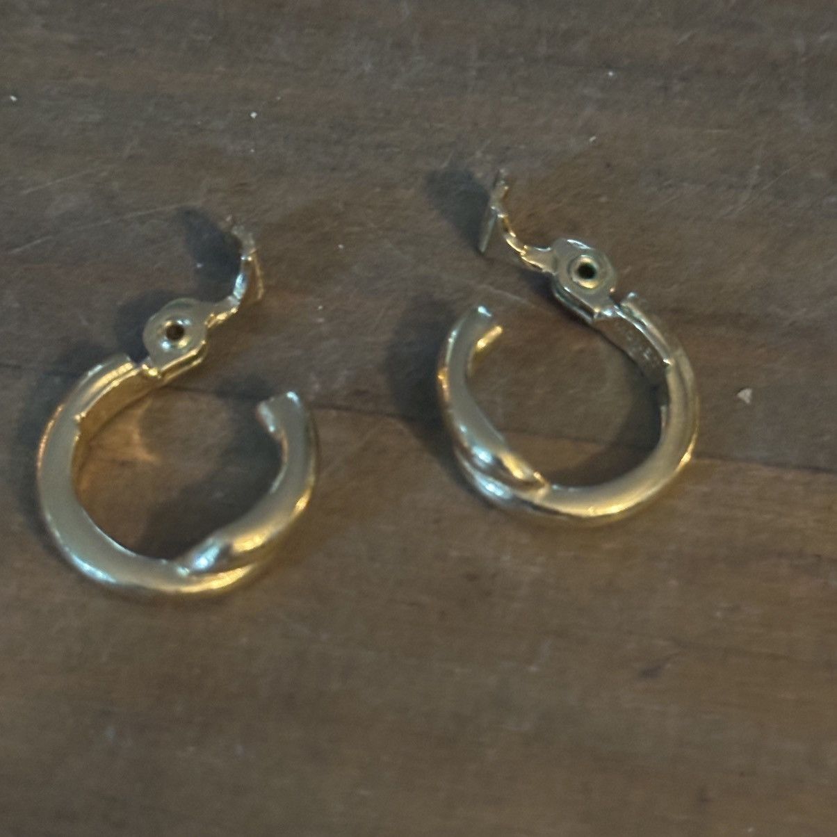 Monet × Vintage Vintage Monet clip on gold tone hoop earrings Size ONE SIZE - 4 Thumbnail