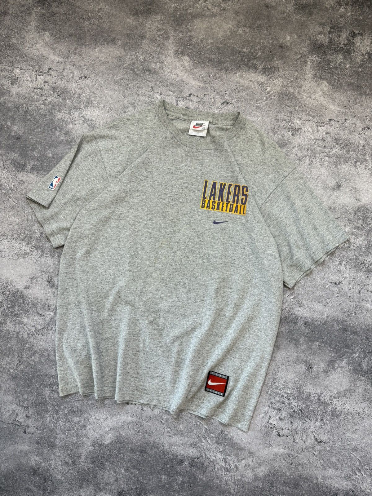 Nike Vintage 90s Nike Lakers NBA Basketball T-Shirt Y2K Rare Tee Size US M / EU 48-50 / 2 - 2 Thumbnail