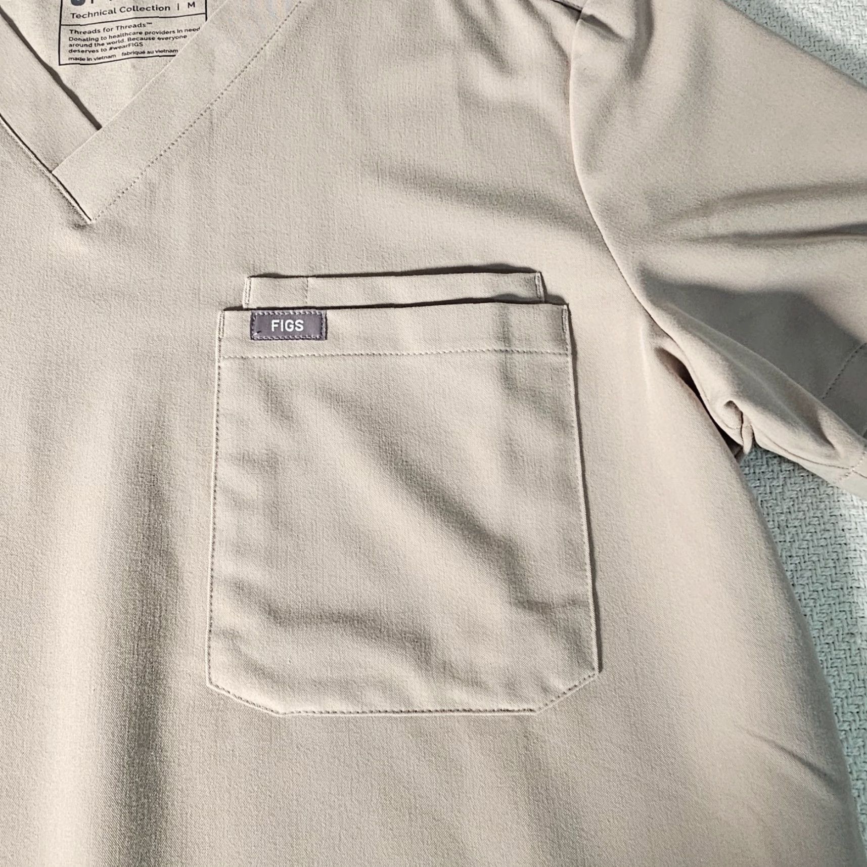 Vintage Figs Technical Scrub Top Size Med Three Pockets Short Sleeve V-Neck Beige Tan Size US M / EU 48-50 / 2 - 3 Thumbnail