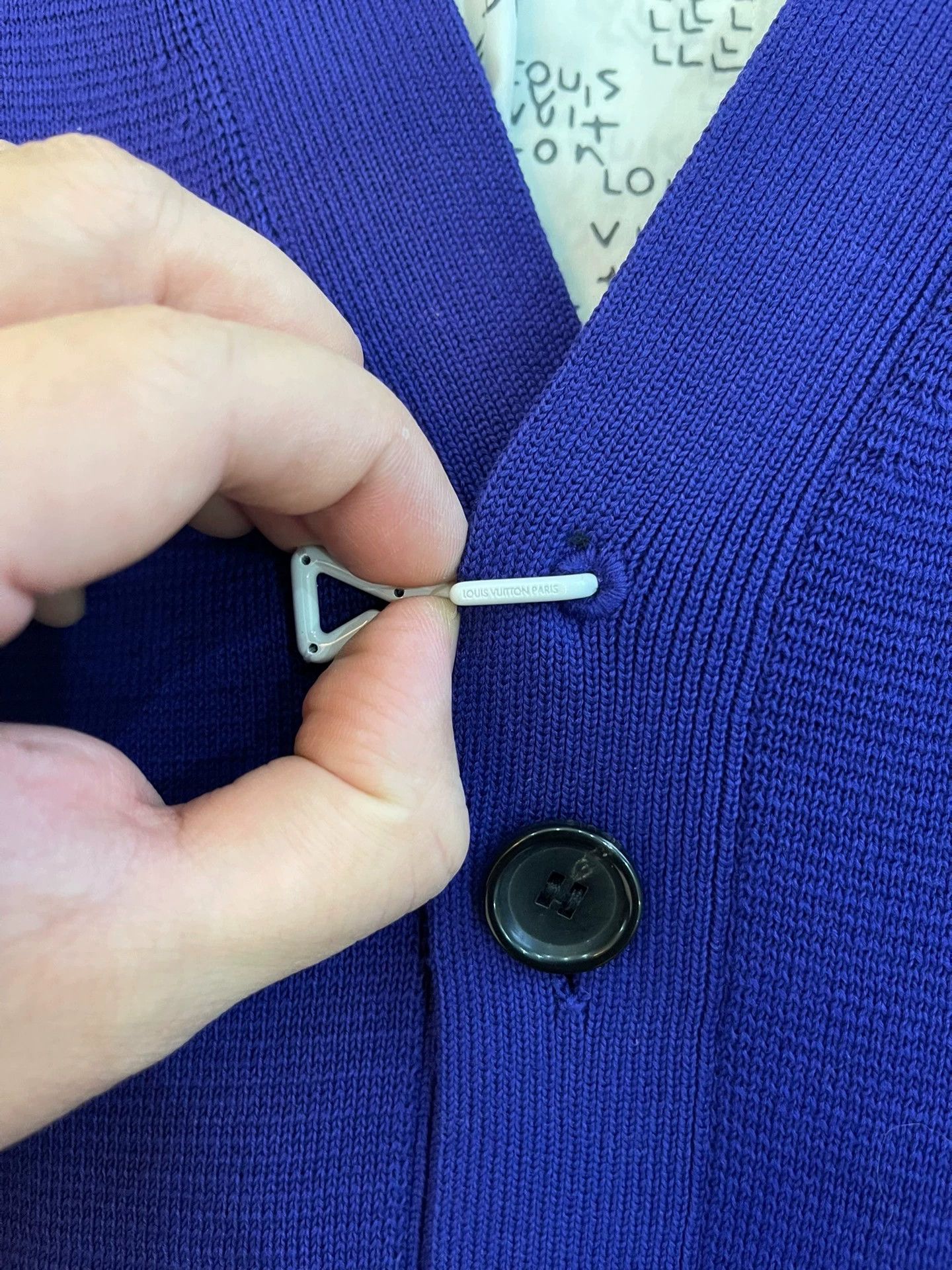 Louis Vuitton LOUIS VUITTON cardigan L new tags neutral hook logo Size US L / EU 52-54 / 3 - 2 Thumbnail