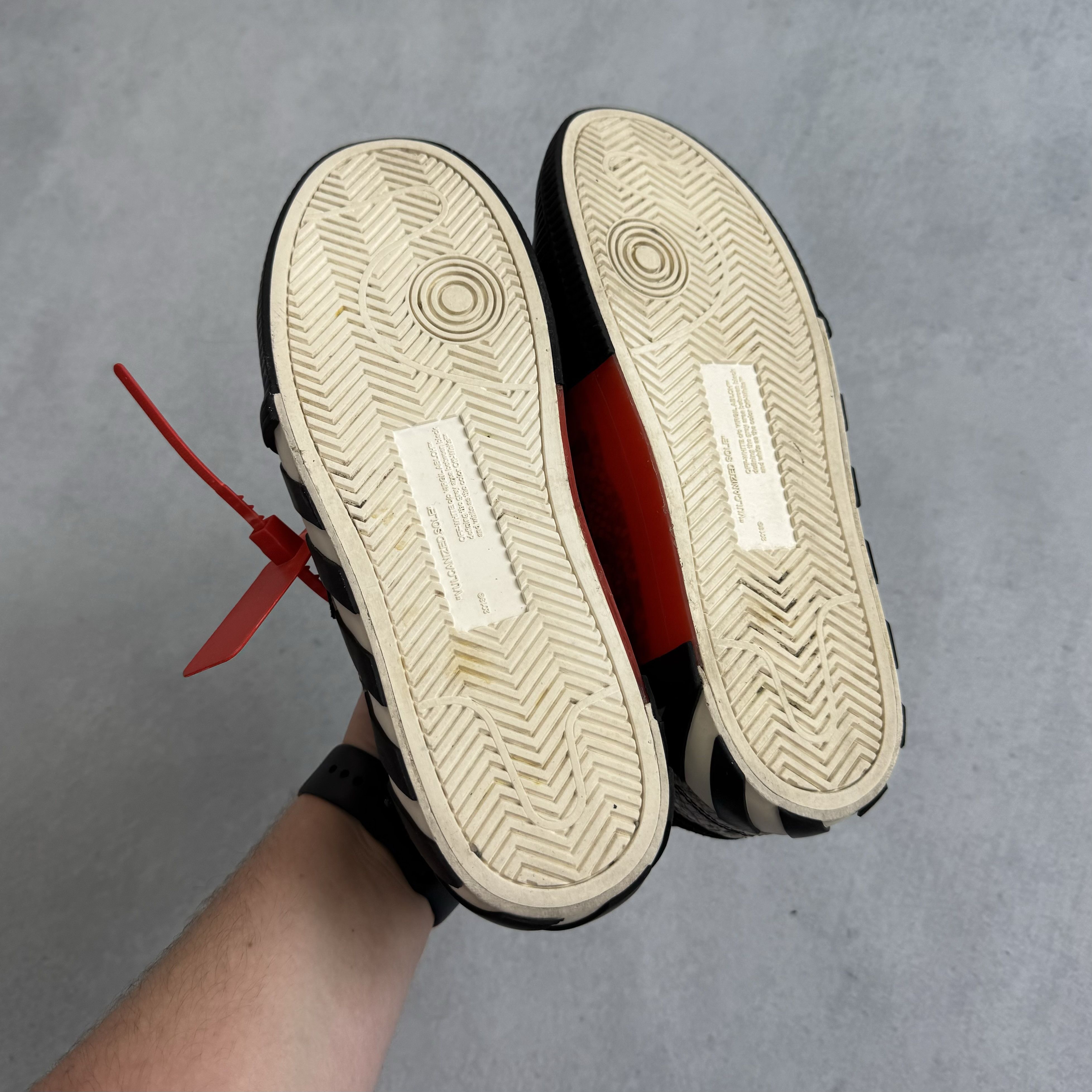 Off-White Off-White c/o Virgil Abloh New Arrow Vulcanized Low Sneakers Size US 9.5 / IT 39.5 - 9 Thumbnail