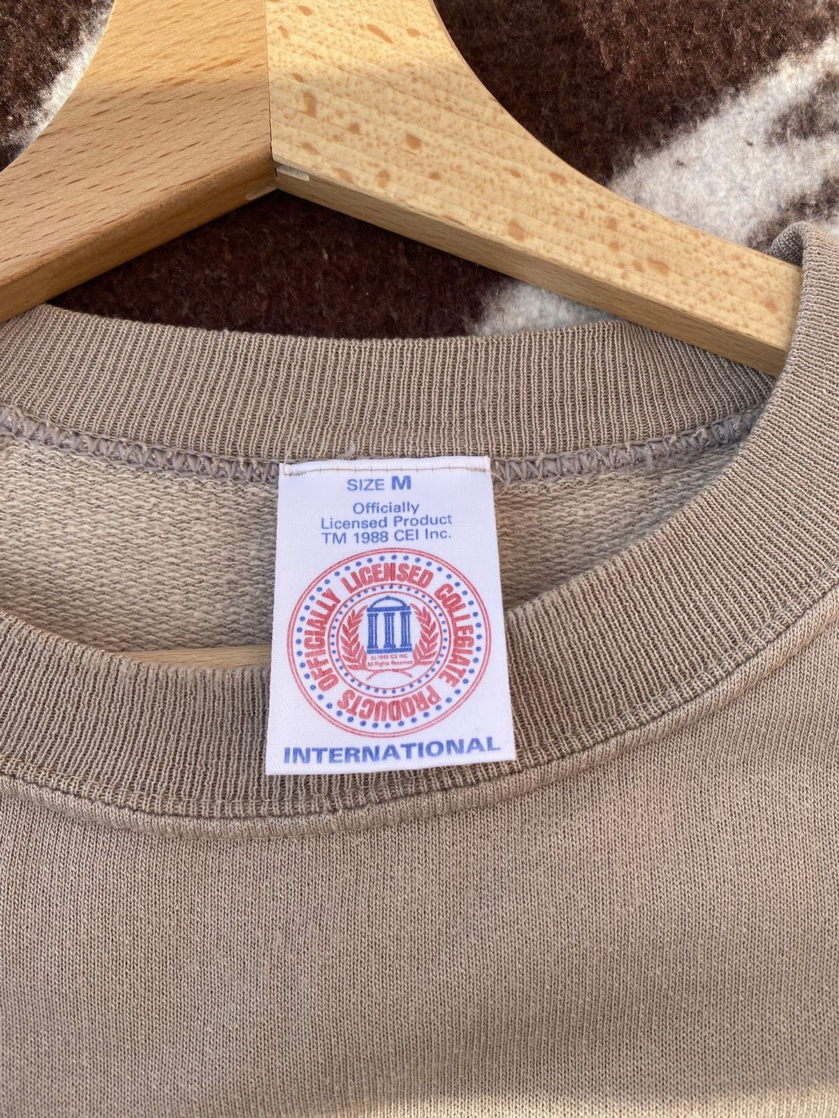 NCAA × Vintage Ultra rare university of hawaii Vintage Crawneck 80s Size US L / EU 52-54 / 3 - 2 Thumbnail