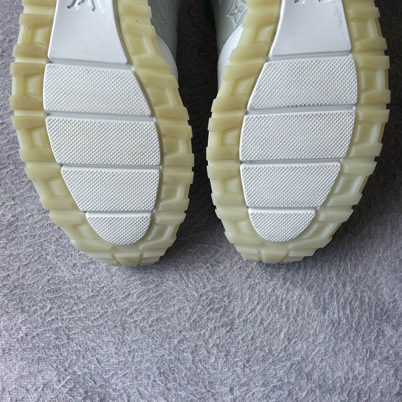 Louis Vuitton Louis Vuitton Run Away Logo Casual Sneakers for Men - Size US 9.5 / EU 42-43 - 6 Thumbnail