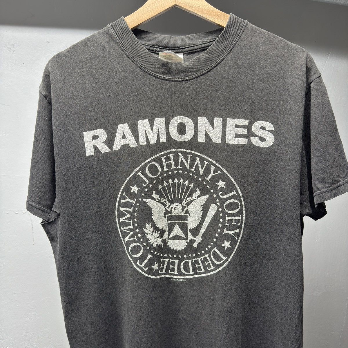 Band Tees 90s Ramones Thrashed Faded Distressed Band Shirt ERD Grunge Size US M / EU 48-50 / 2 - 3 Thumbnail