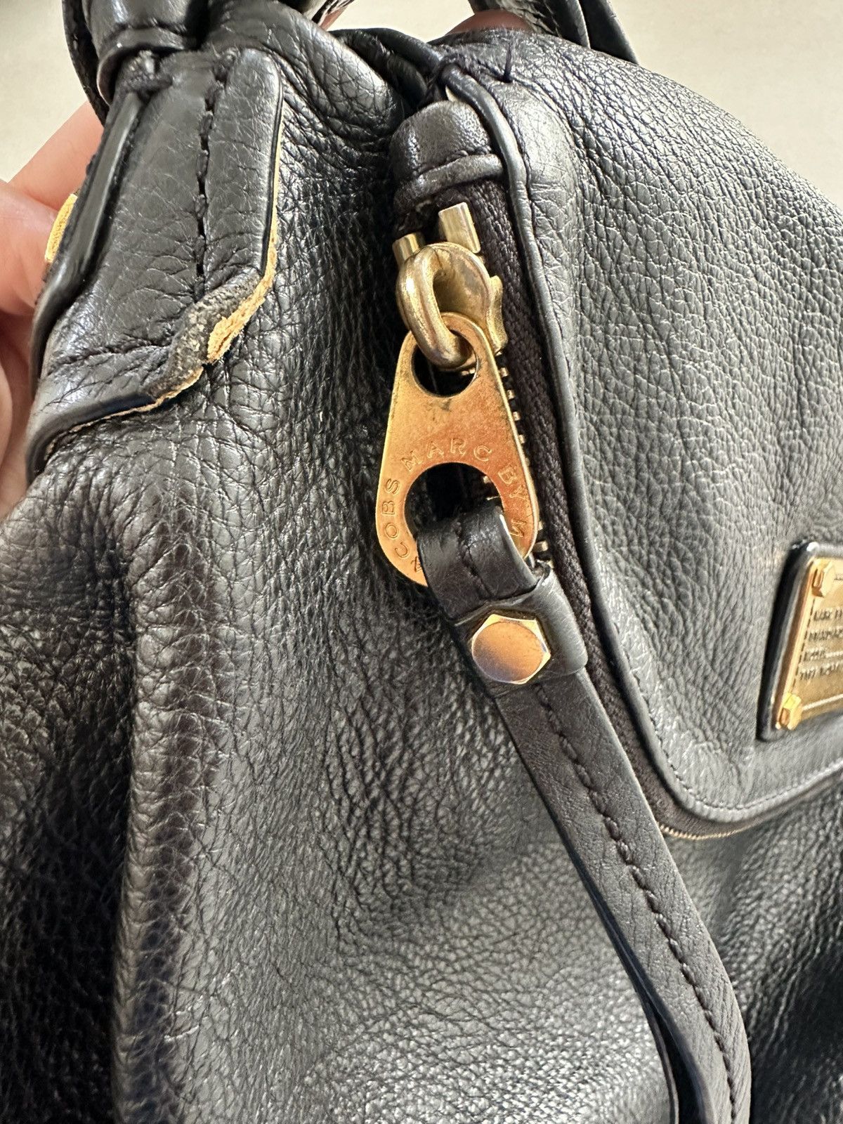Marc Jacobs Marc Jacobs Black and Gold Pebbled Leather Crossbody Hobo Size ONE SIZE - 8 Thumbnail