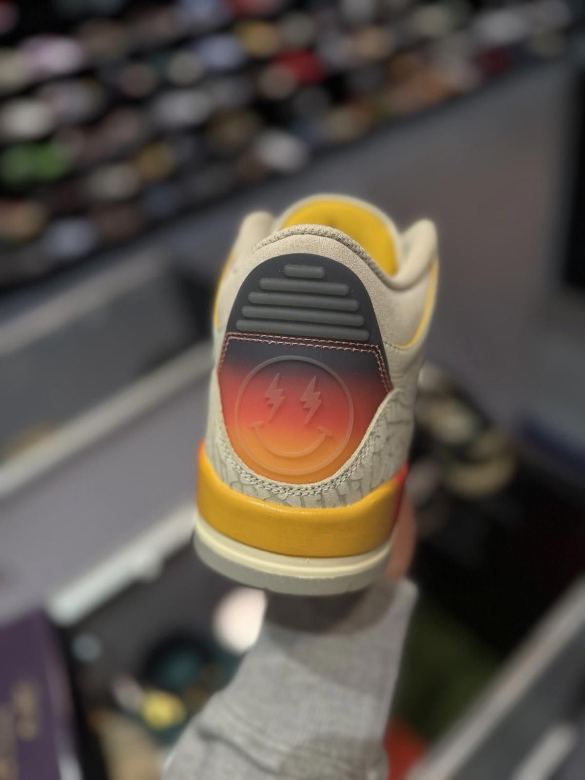 Jordan Brand 10.5 - Nike Air Jordan 3 Retro SP J Balvin Medellin Sunset Size US 10.5 / EU 43-44 - 11 Thumbnail