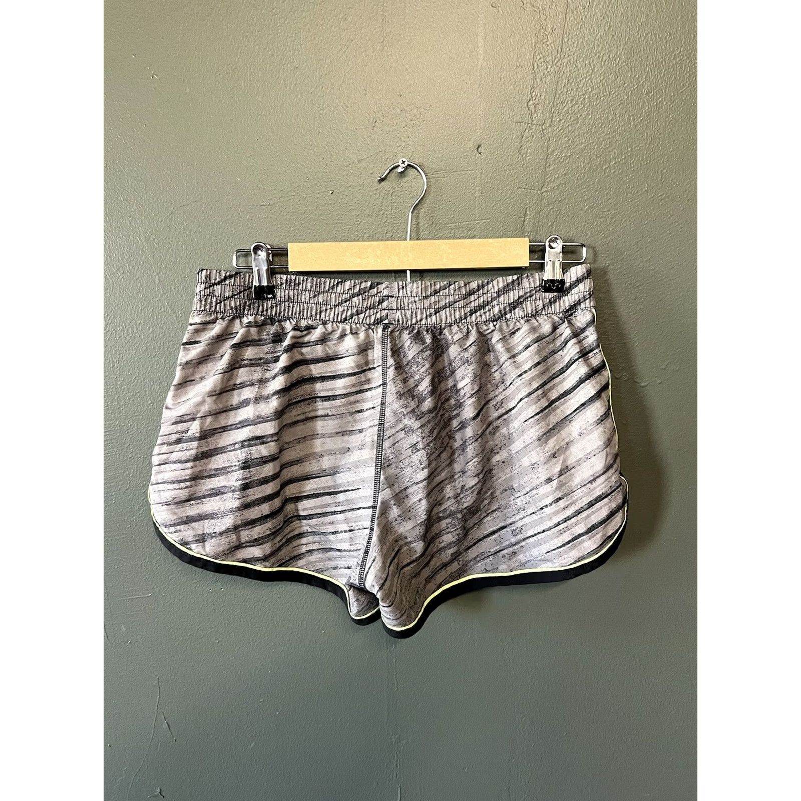 Under Armour Under Armour Womens Gray Running Shorts w/ Lining Size M Athletic Activewear Shorts Gray Womens M Lined Athletic Running Shorts Size 32" / US 10 / IT 46 - 2 Thumbnail