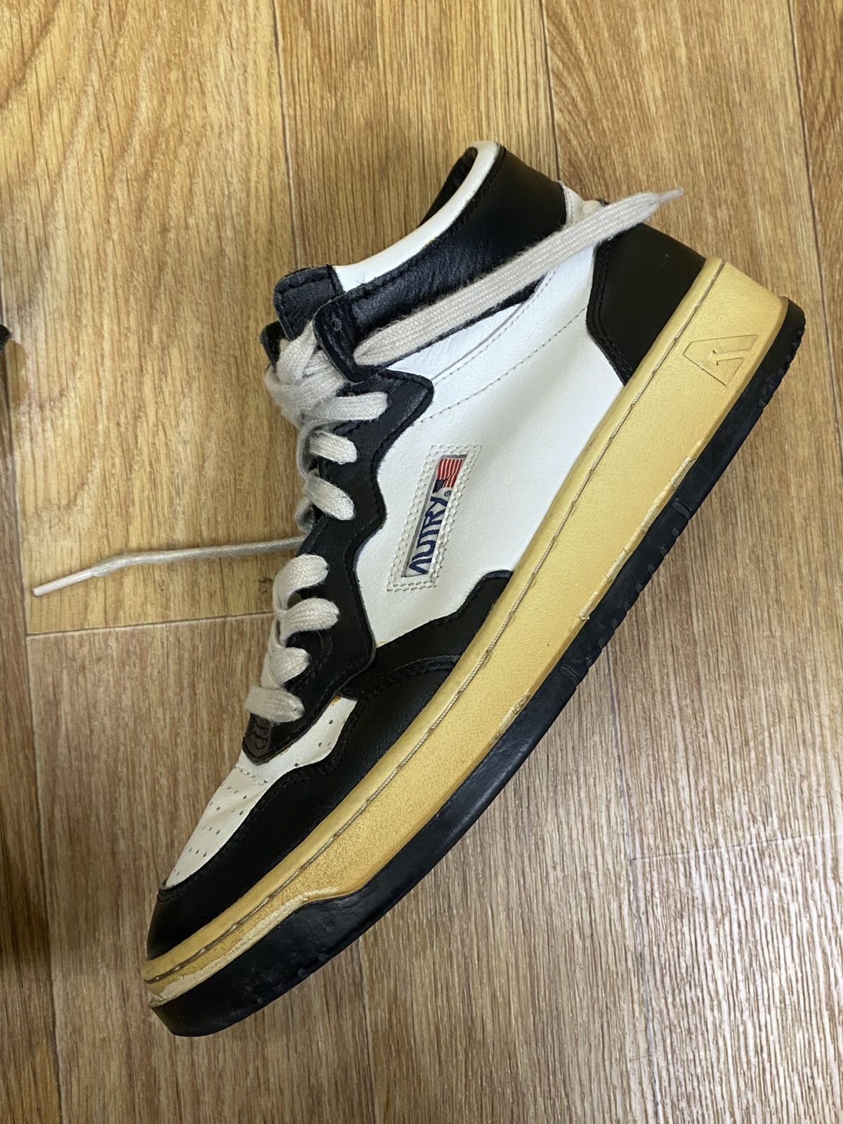 AUTRY Autry Medalist Black and White Mid Leather Sneakers Size: 42 Size US 9 / EU 42 - 3 Thumbnail