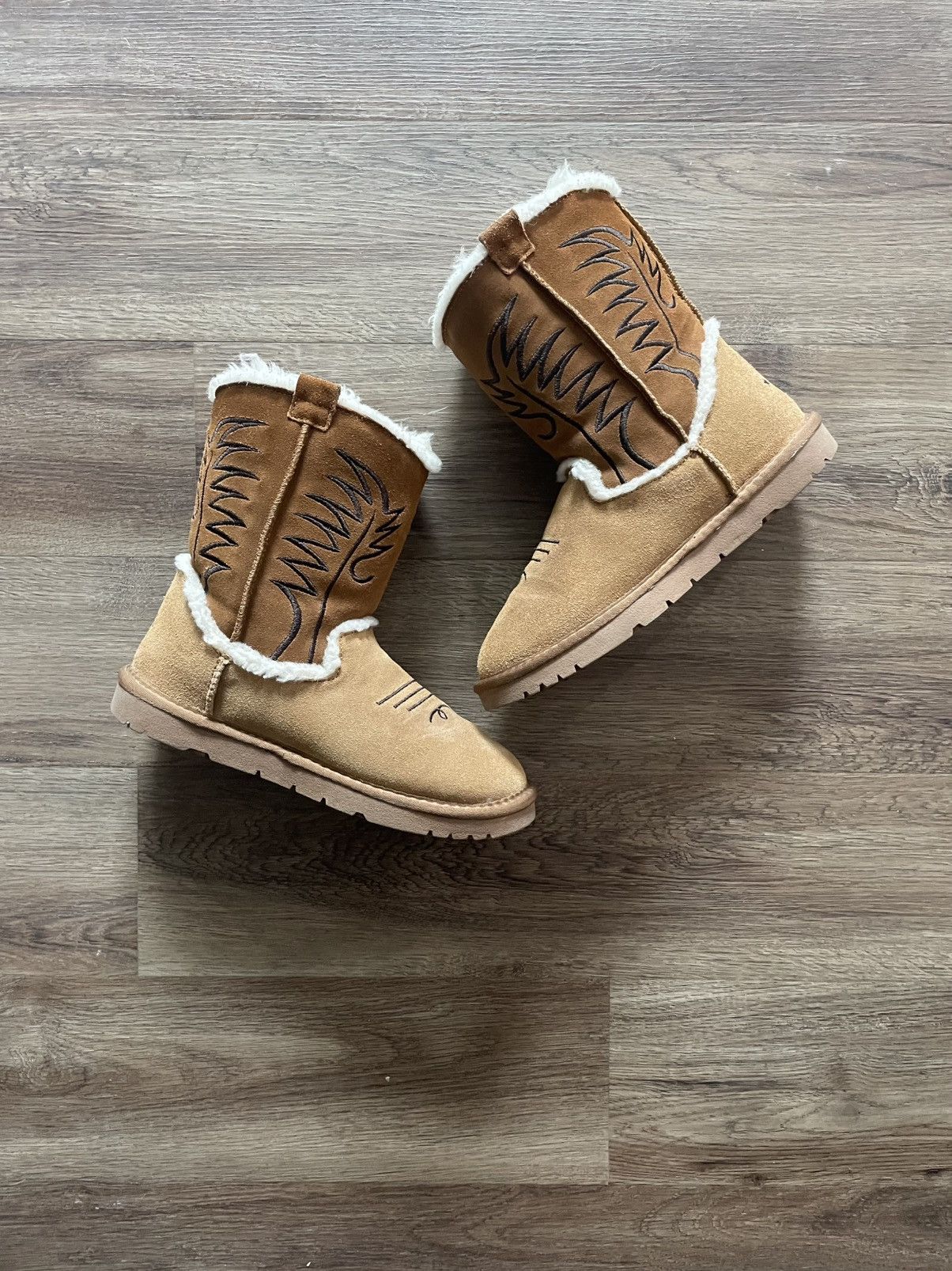 1199 1199 Bazo v1 uggs Size US 7 / EU 40 - 2 Thumbnail