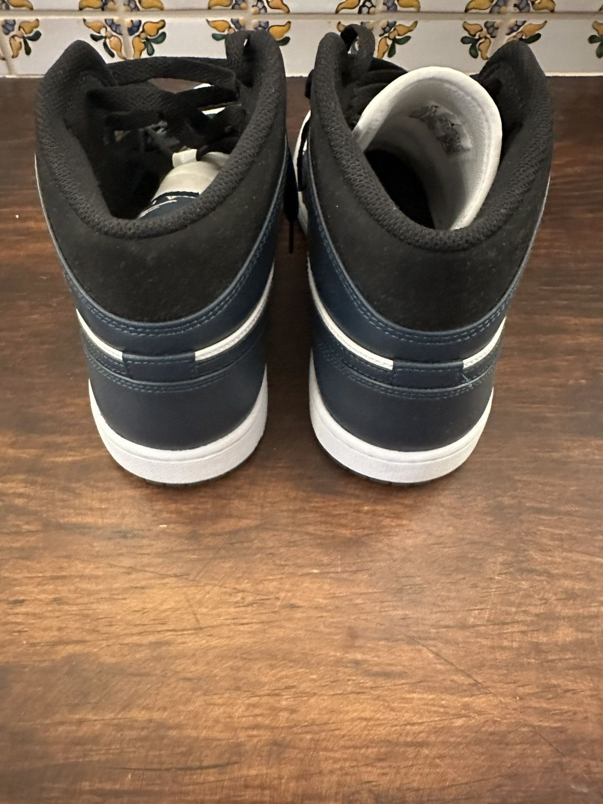 Nike Jordan 1 mid Size US 10.5 / EU 43-44 - 4 Thumbnail