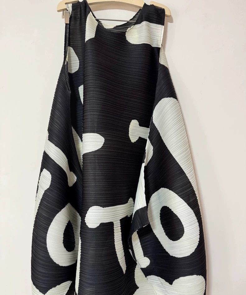 Issey Miyake Issey Miyake size:5 Black oracle bone script dress Size XS / US 0-2 / IT 36-38 - 1 Thumbnail