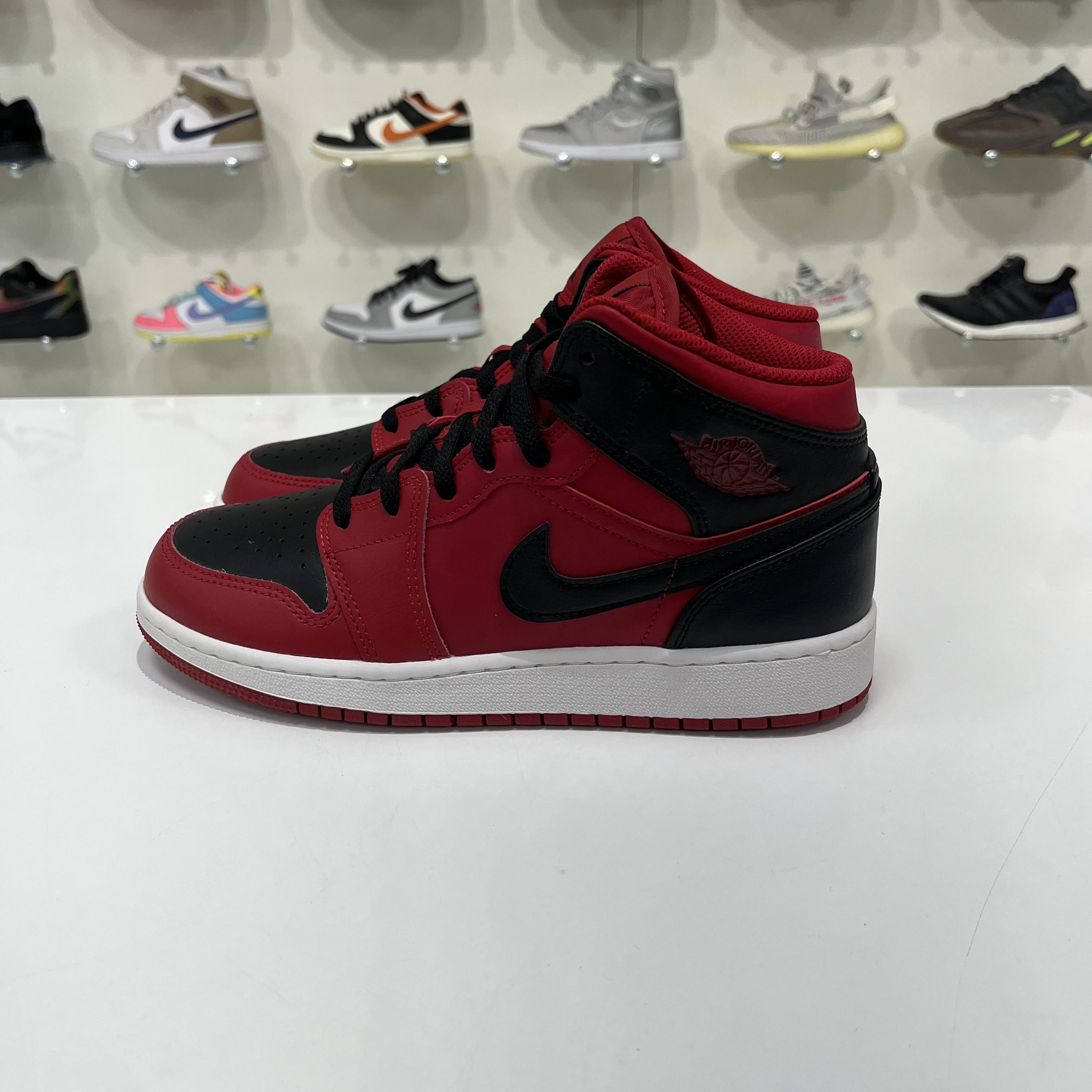 Nike Air jordan 1 Mid reverse Bred 2021 (GS) Size US 5.5 / EU 38 - 2 Thumbnail