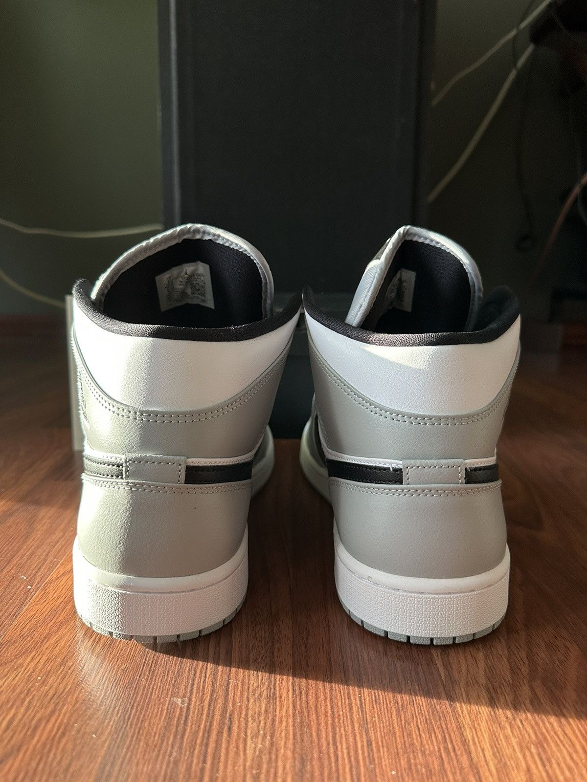 Jordan Brand Jordan 1 Mid Light Smoke Grey Size 12M 554724-092 Size US 12 / EU 45 - 4 Thumbnail