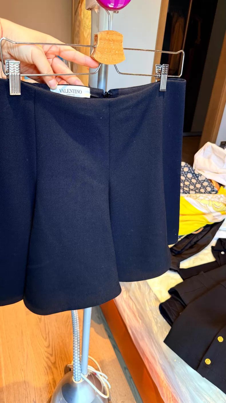 Valentino Valentino Black skirt Size S / US 4 / IT 40 - 1 Thumbnail