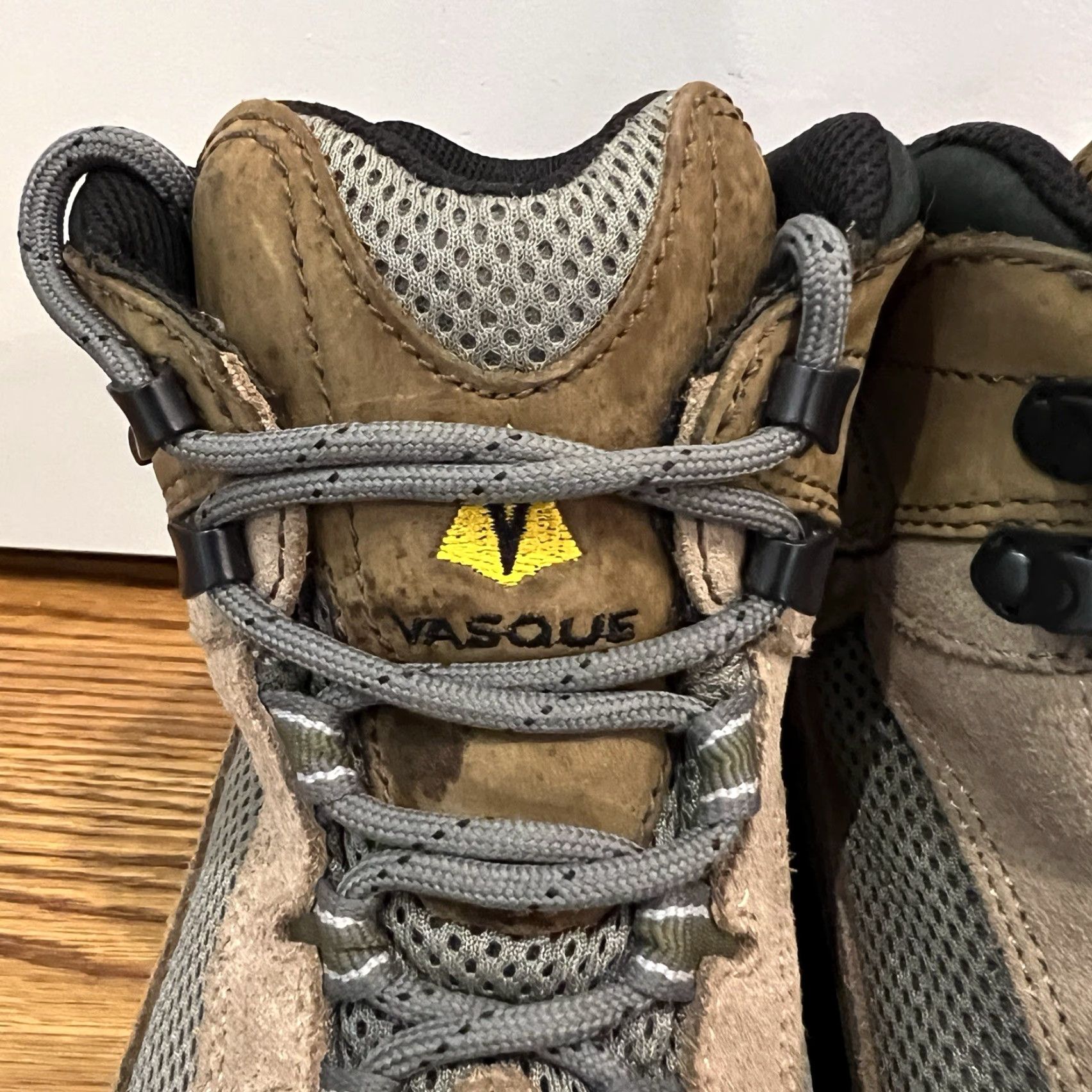 Vasque Vasque Women's Hiking Boots Size 7.5 Brown Black Leather Mid Top Gore-Tex Outdoor Size M / US 6-8 / IT 42-44 - 2 Thumbnail