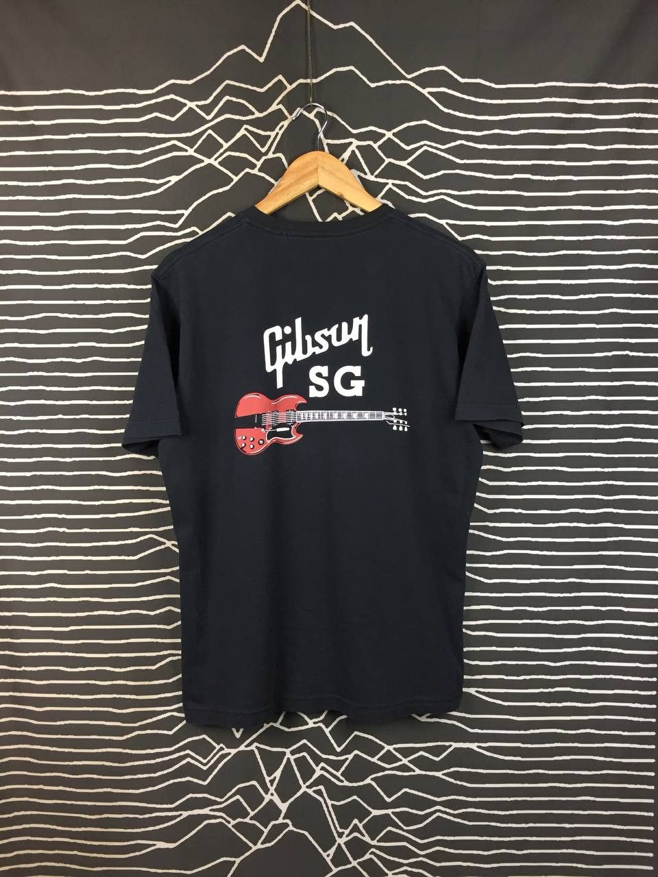 Uniqlo Uniqlo Gibson Brands Inc. 2021 Gibson SG Guitar Graphic Tee Size US M / EU 48-50 / 2 - 2 Thumbnail
