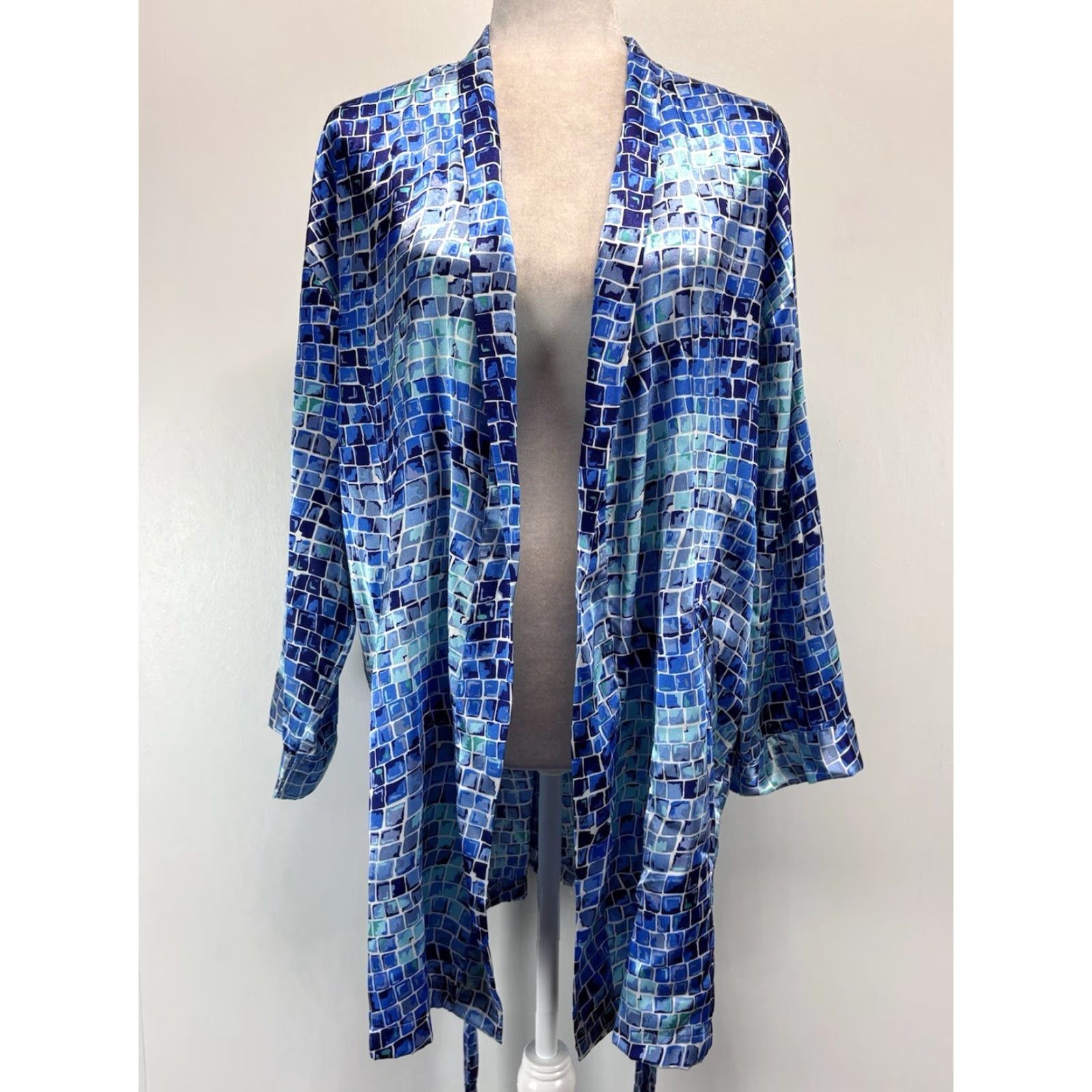 Victoria's Secret Victoria’s Secret Short Satin Robe One Size Women’s Blue Mosaic Belted Satin Robe Geometric Pattern 3/4 Sleeve Belted Virginia? Size 42" / US 20 - 7 Thumbnail